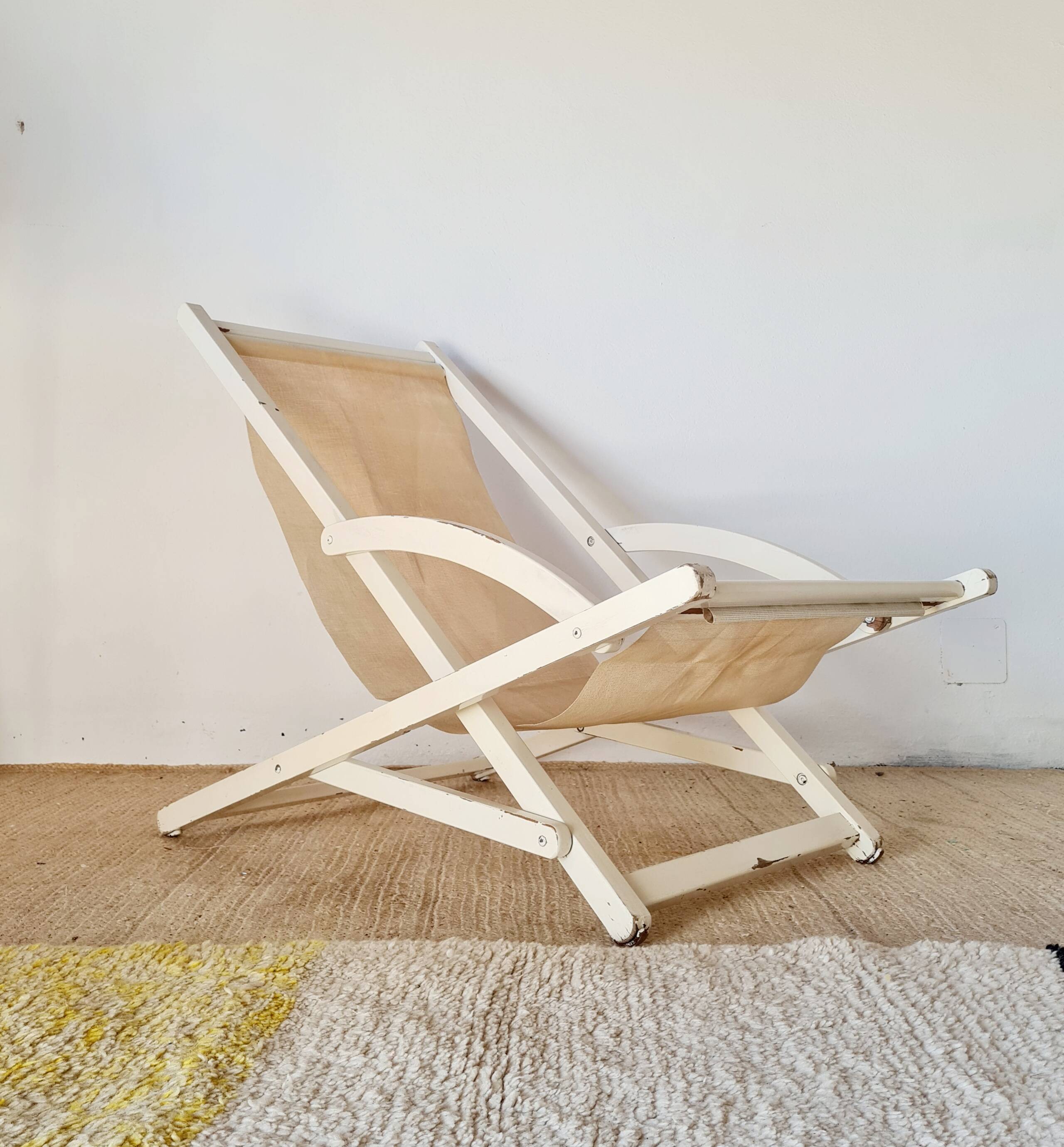 Old white wood deck chair Triconfort