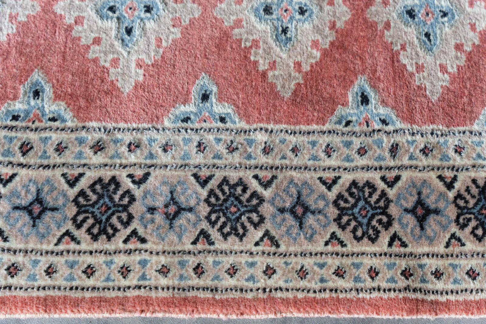 Handmade oriental carpet XXth Pink background 159 x 96 cm