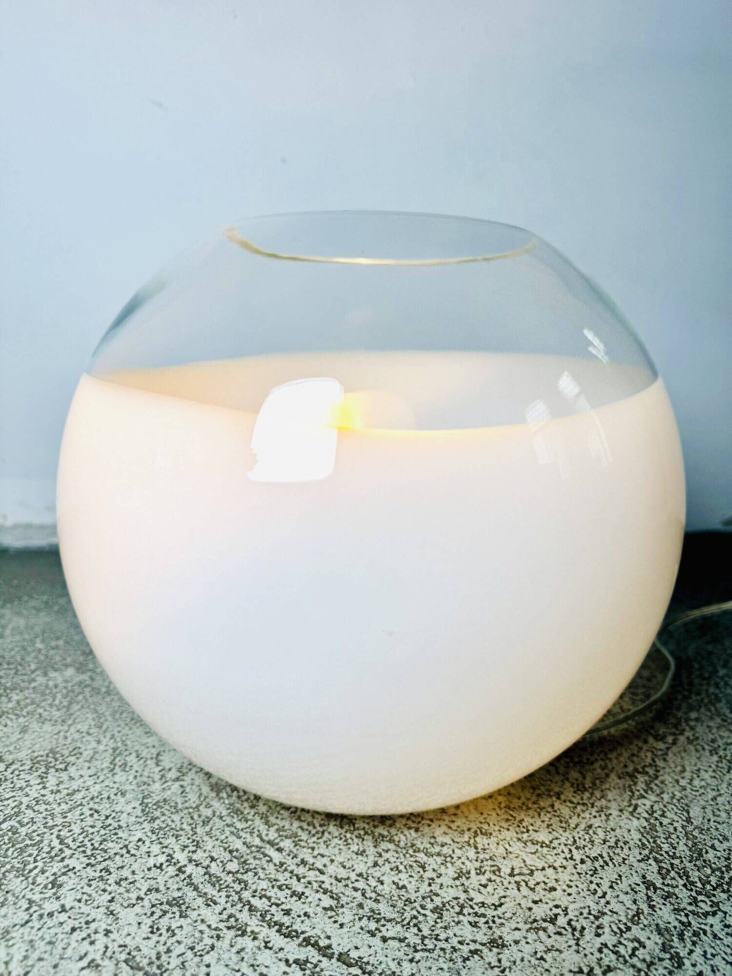 Lampe de table globe grande taille en verre par Ilu Design, Pays-Bas, années 1990.