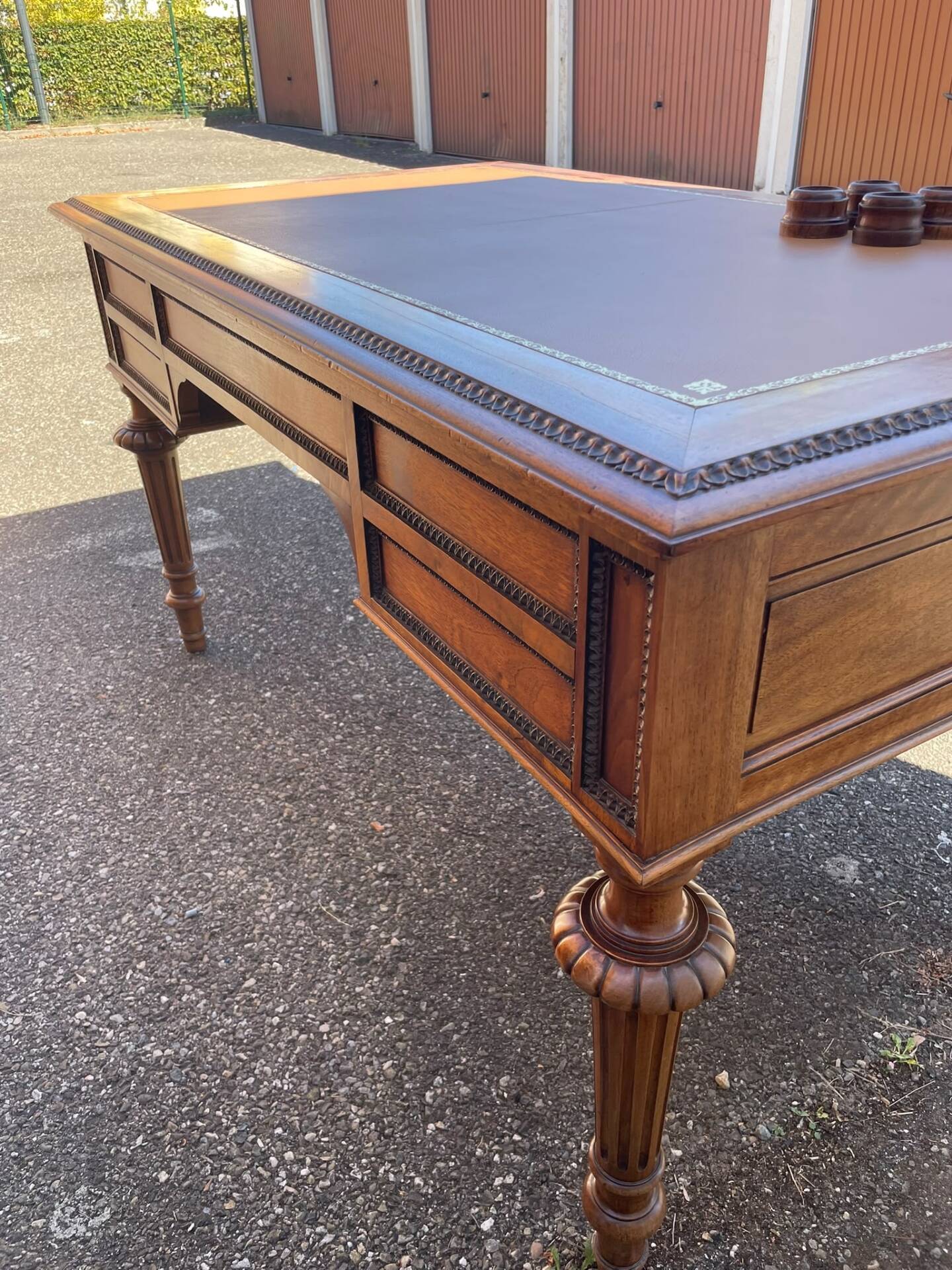 Double-sided flat desk in Louis XVI style made of mahogany and leather.