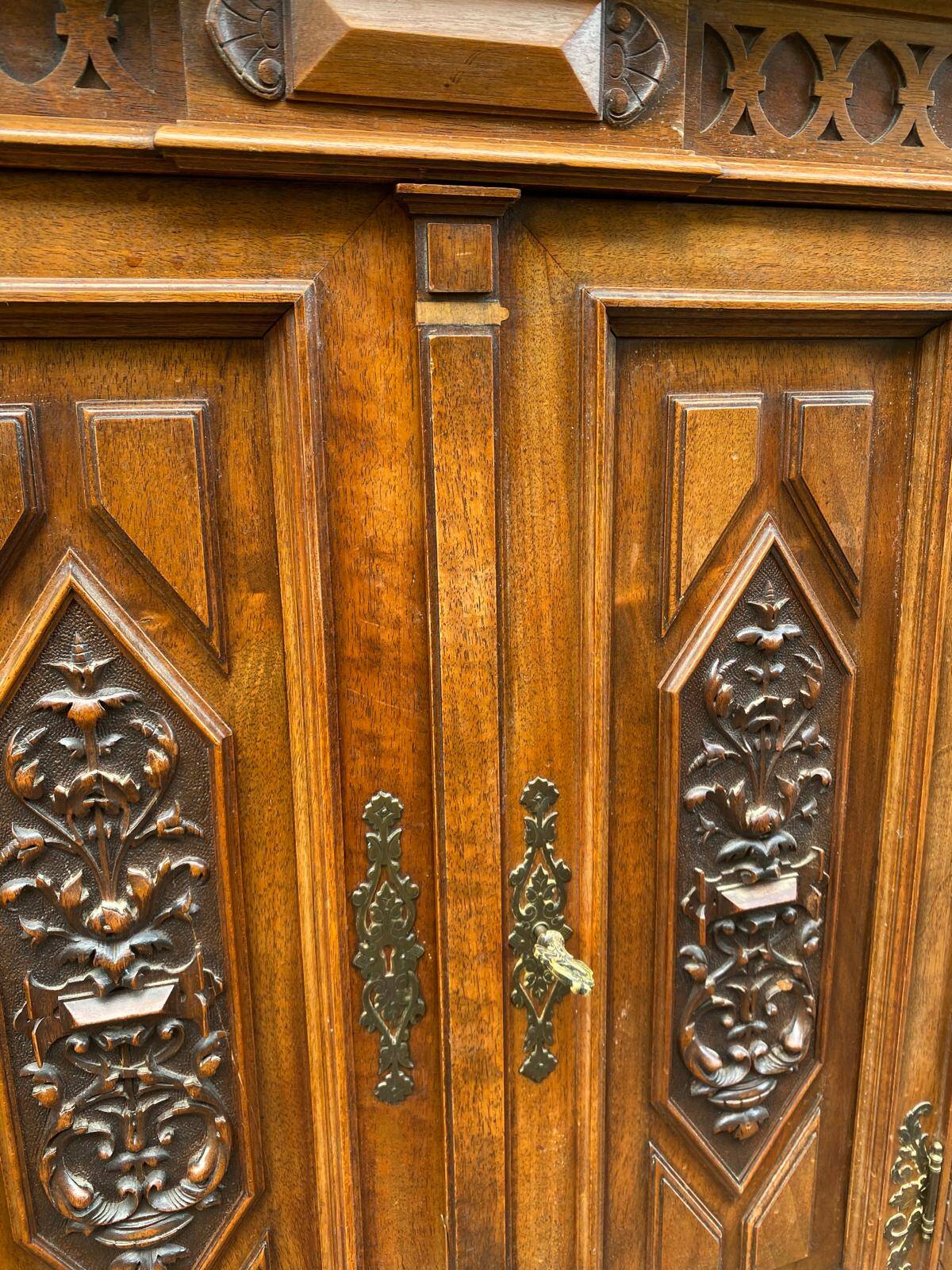 Renaissance sideboard with recess, 17th century, in carved walnut, 177cm