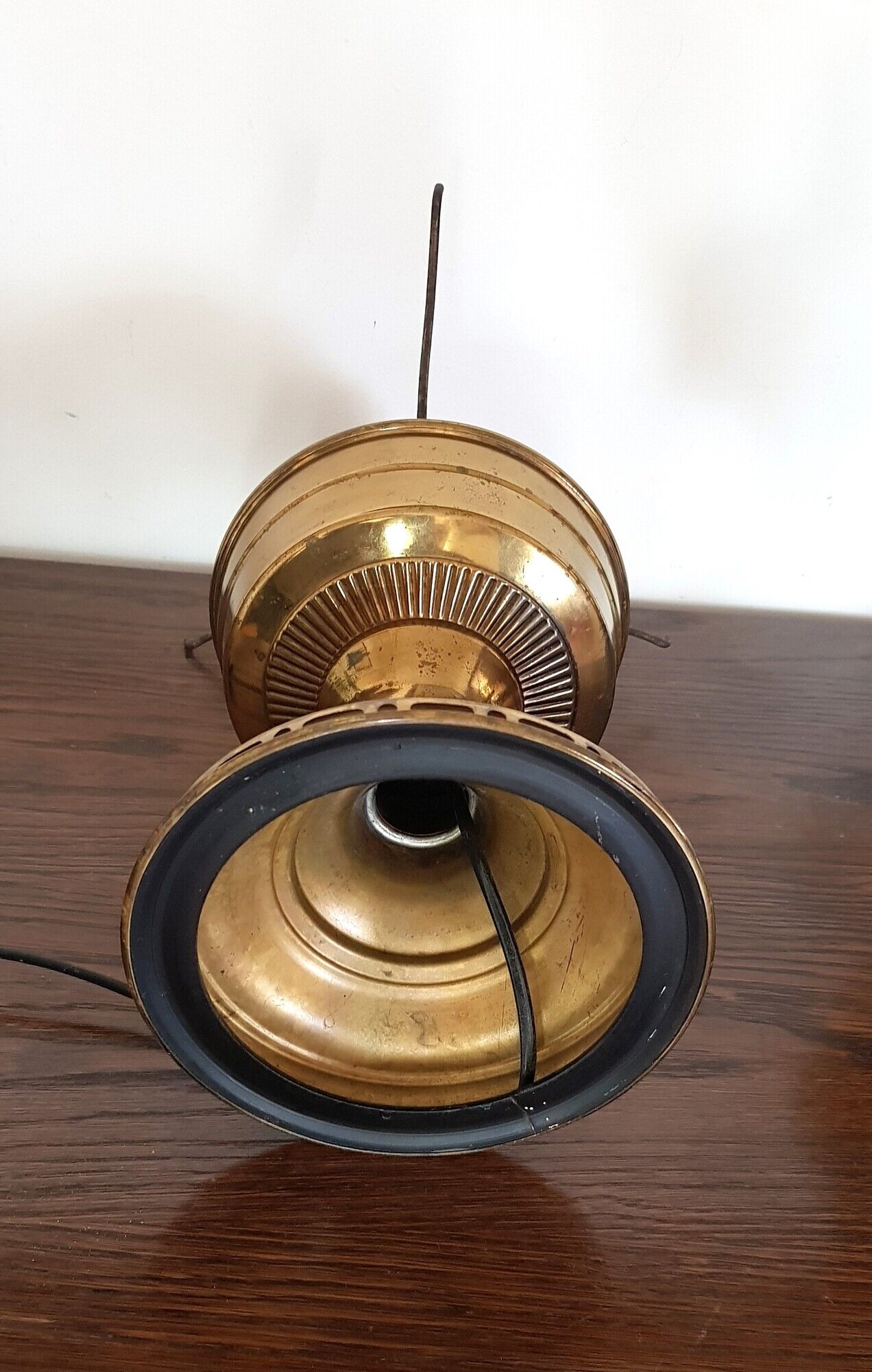 Pair of Aladdin Model 11 table lamps in satin brass, UK, 1922