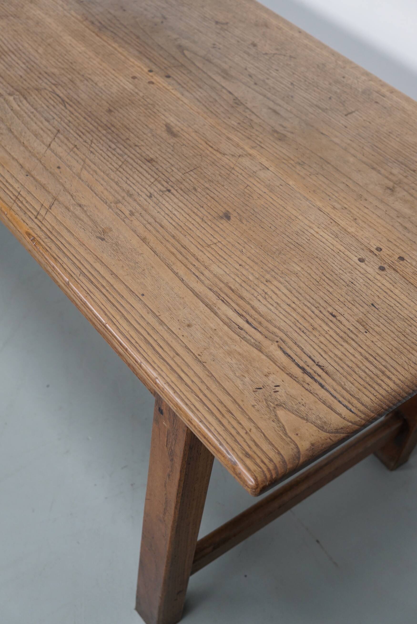 Grande table à manger rustique française du XIXe siècle en orme et chêne