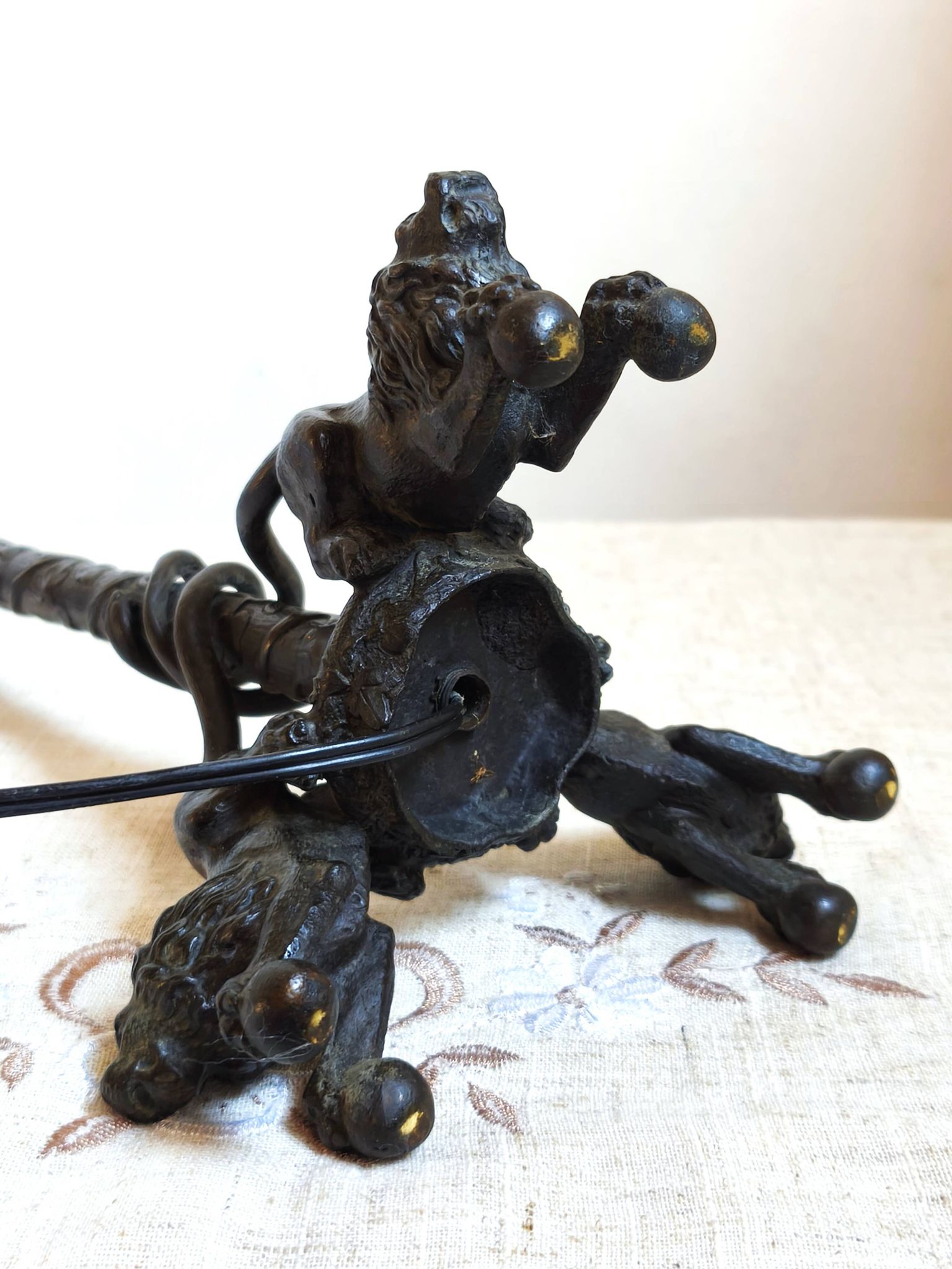 Vintage table lamp in patinated bronze with lion decor, 1950s.