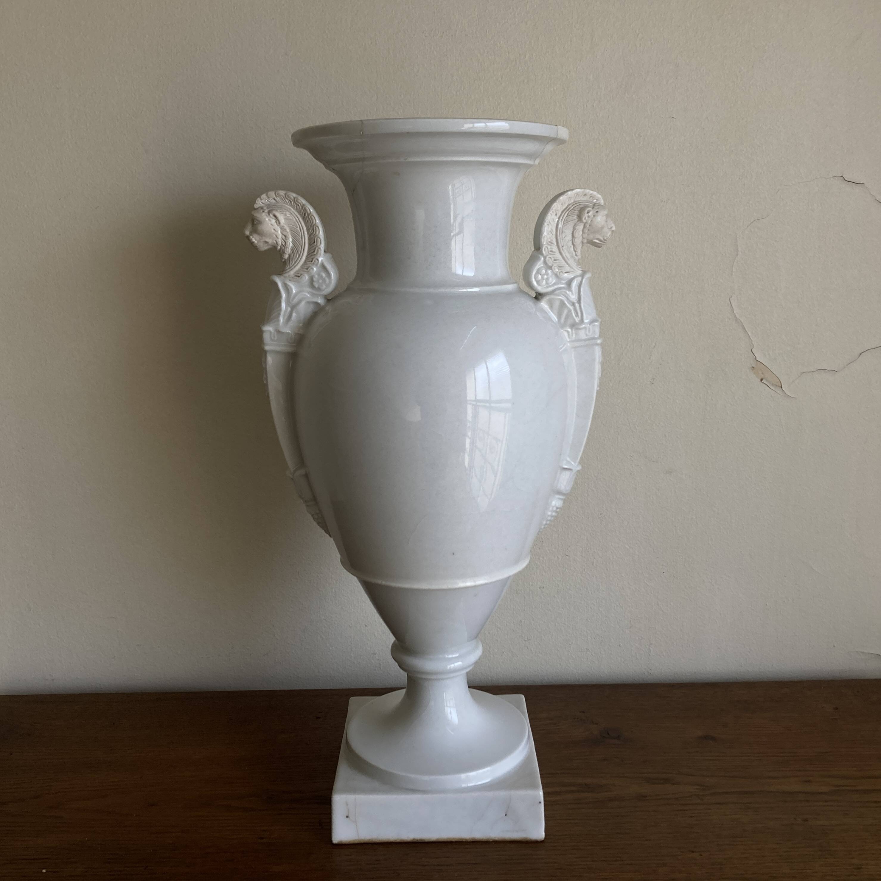 XXL white lion head neo-classical amphora vase from the Empire Consulate.