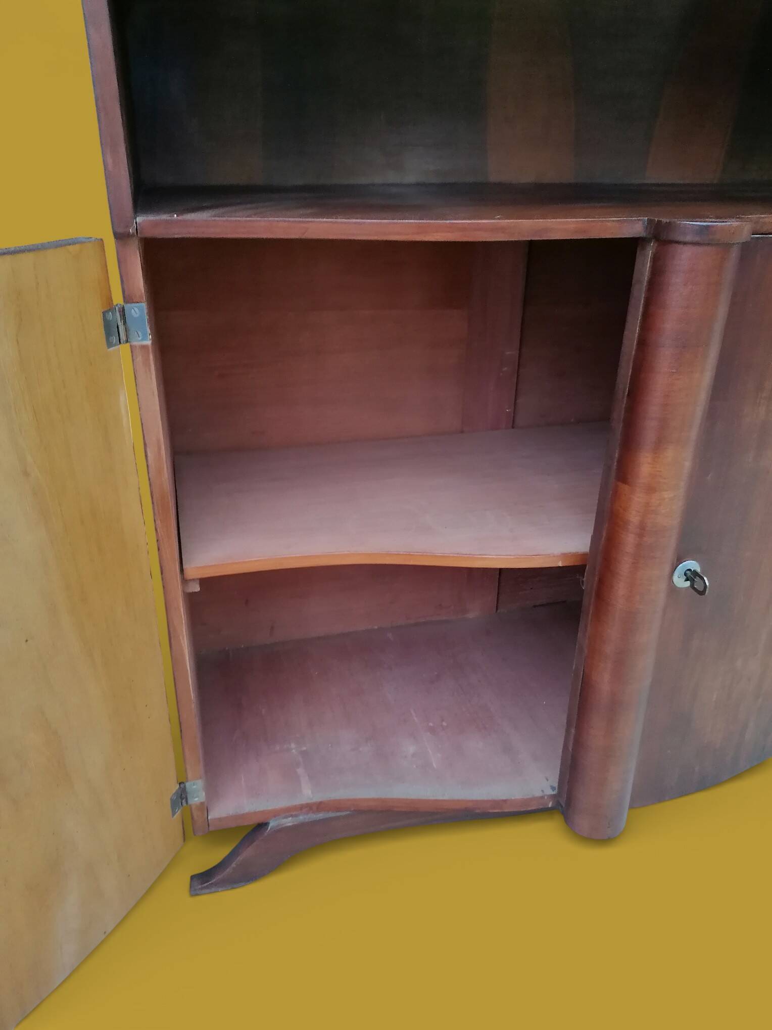 Petit buffet art déco en bois de plaquage.