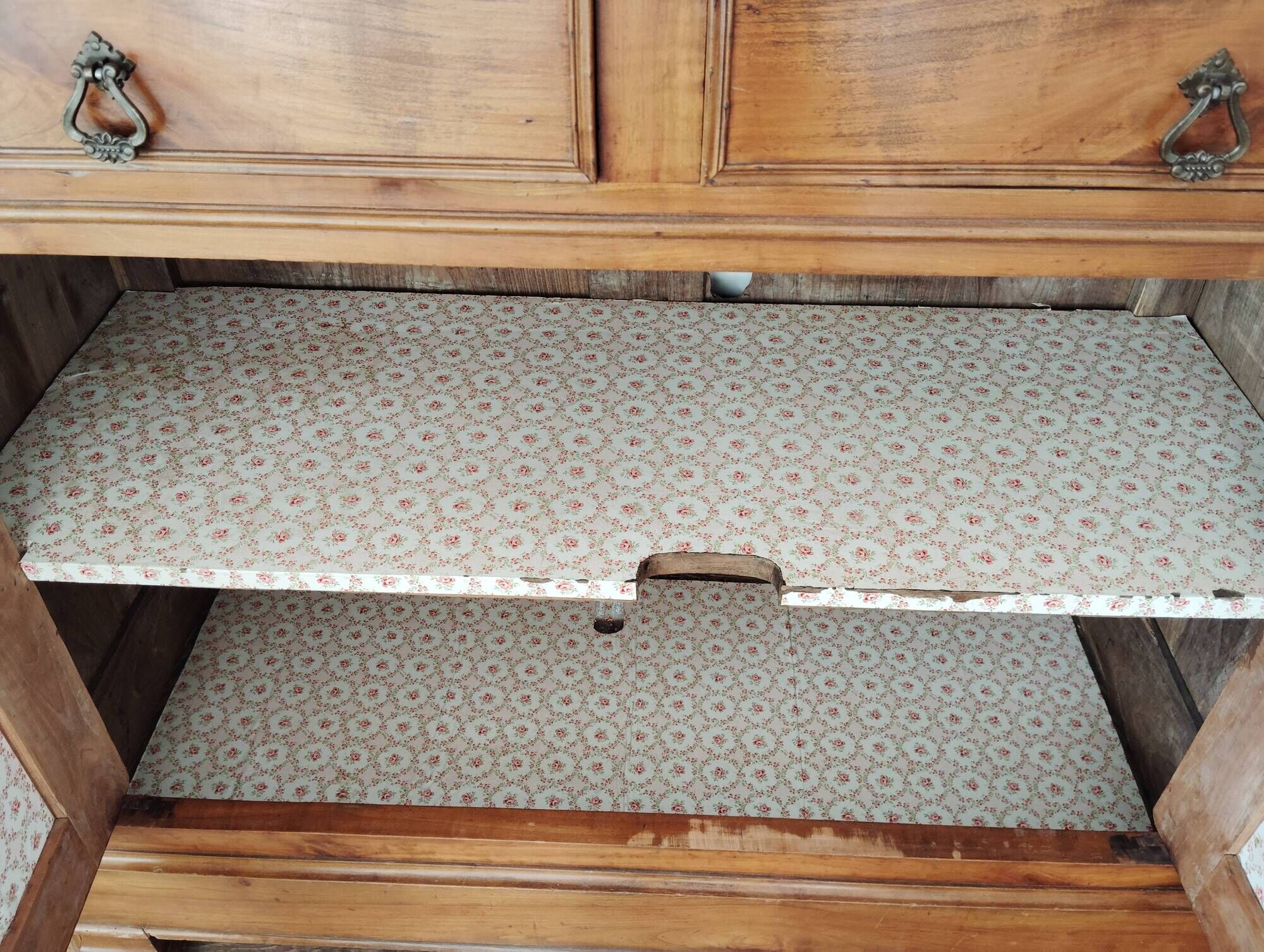 Chest of drawers from the late 1800s in solid cherry wood.