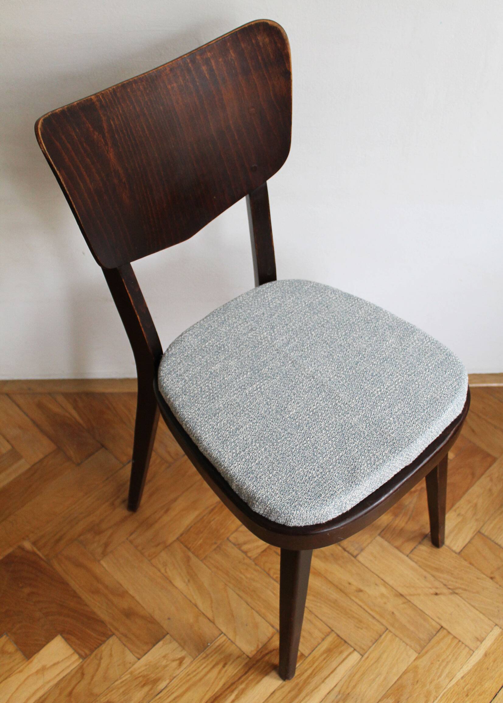 Ensemble de quatre chaises de salle à manger du milieu du siècle des années 1960 par TON