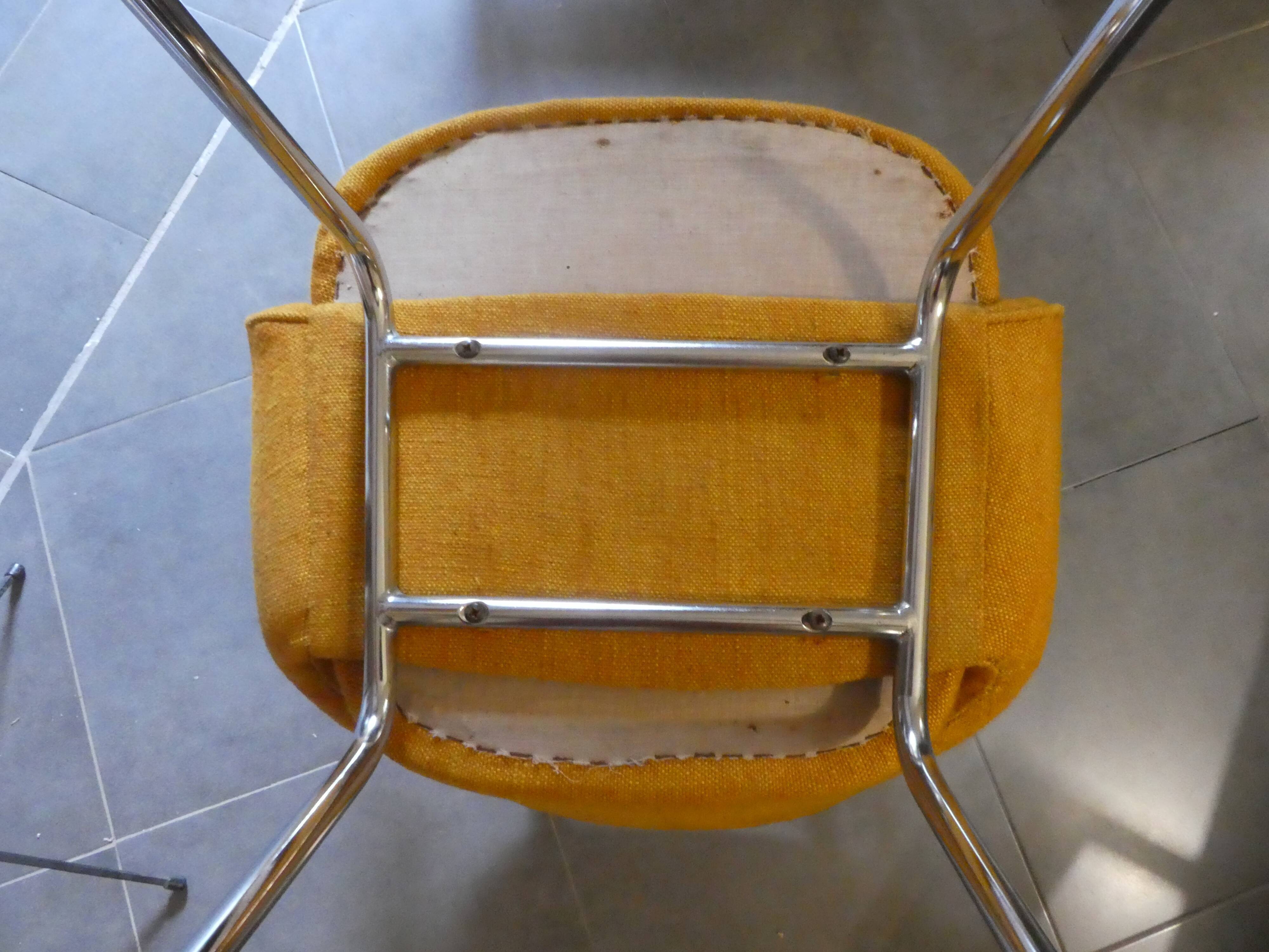 2 Saarinen chairs