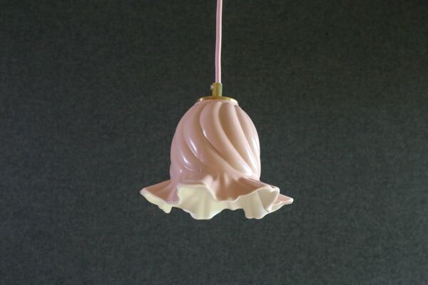 Suspension ancienne en verre peint rose et blanc, suspension française -livrée avec douille et cable