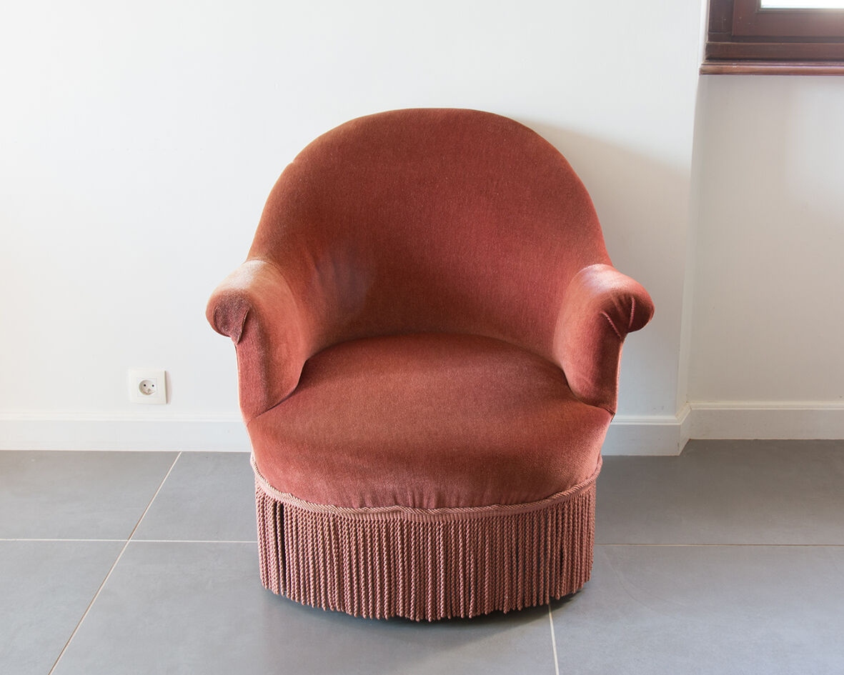 Old rose toad armchair