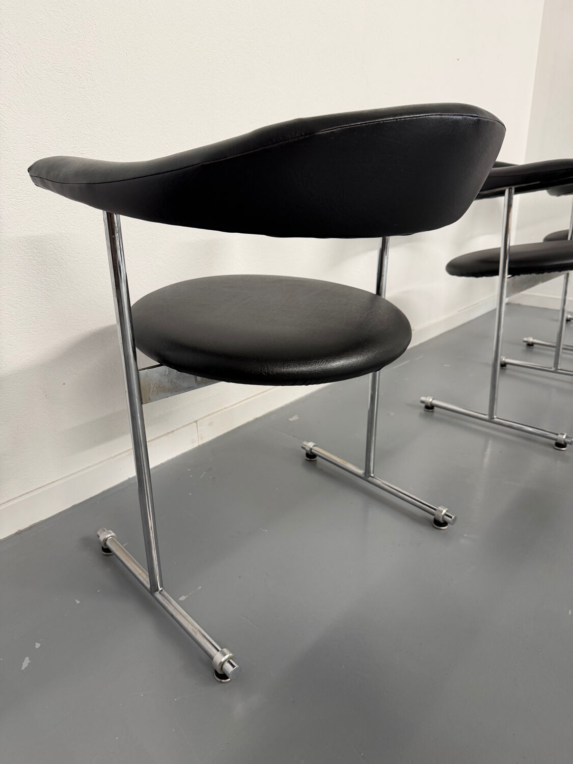 8 Airport Chairs Model 037 designed by Hans Kaufeld / Geoffrey Harcourt