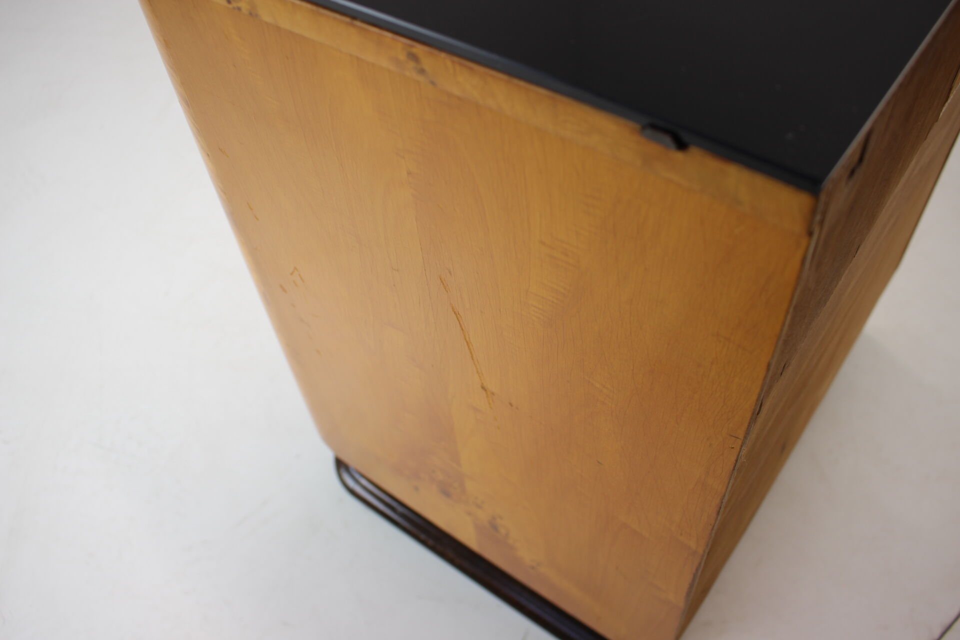 Ensemble de deux tables de chevet conçues par Jindřich Halabala pour UP závody, années 1950.