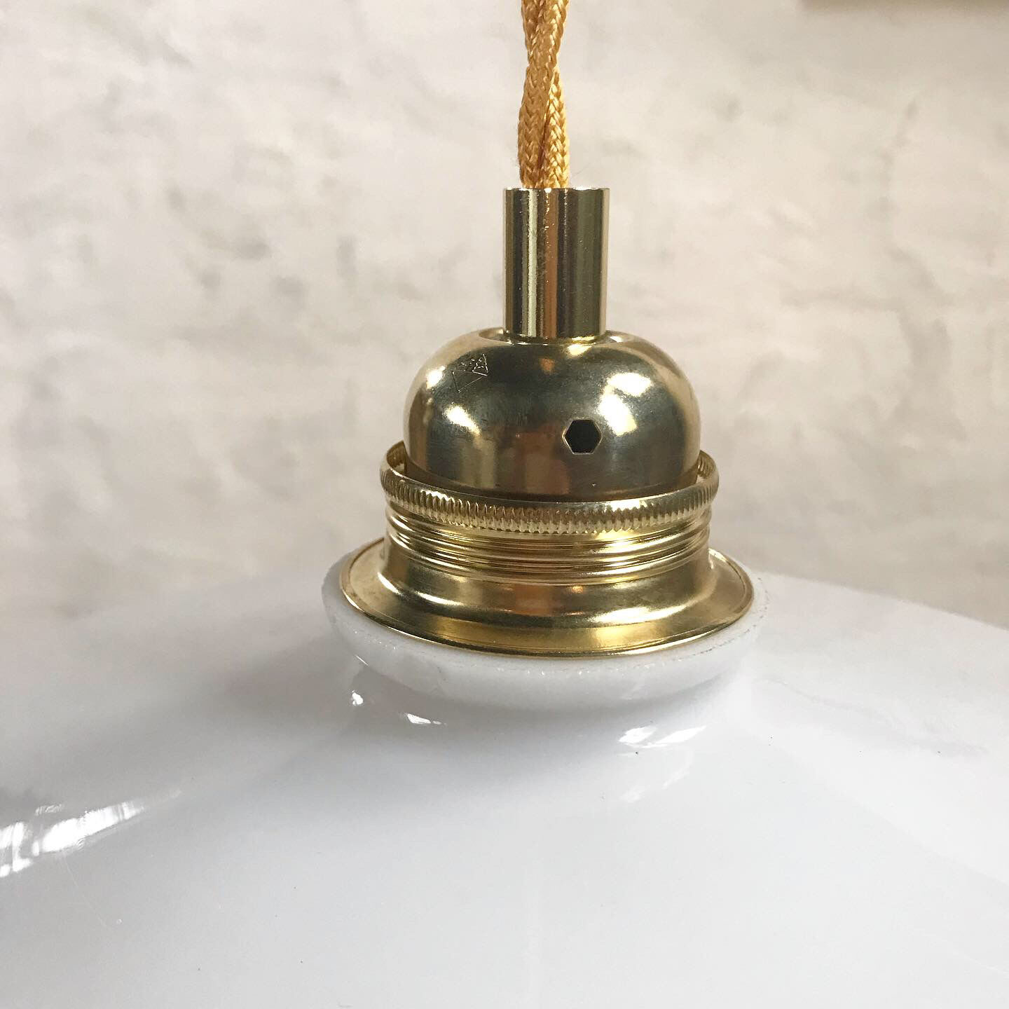 White opaline suspension