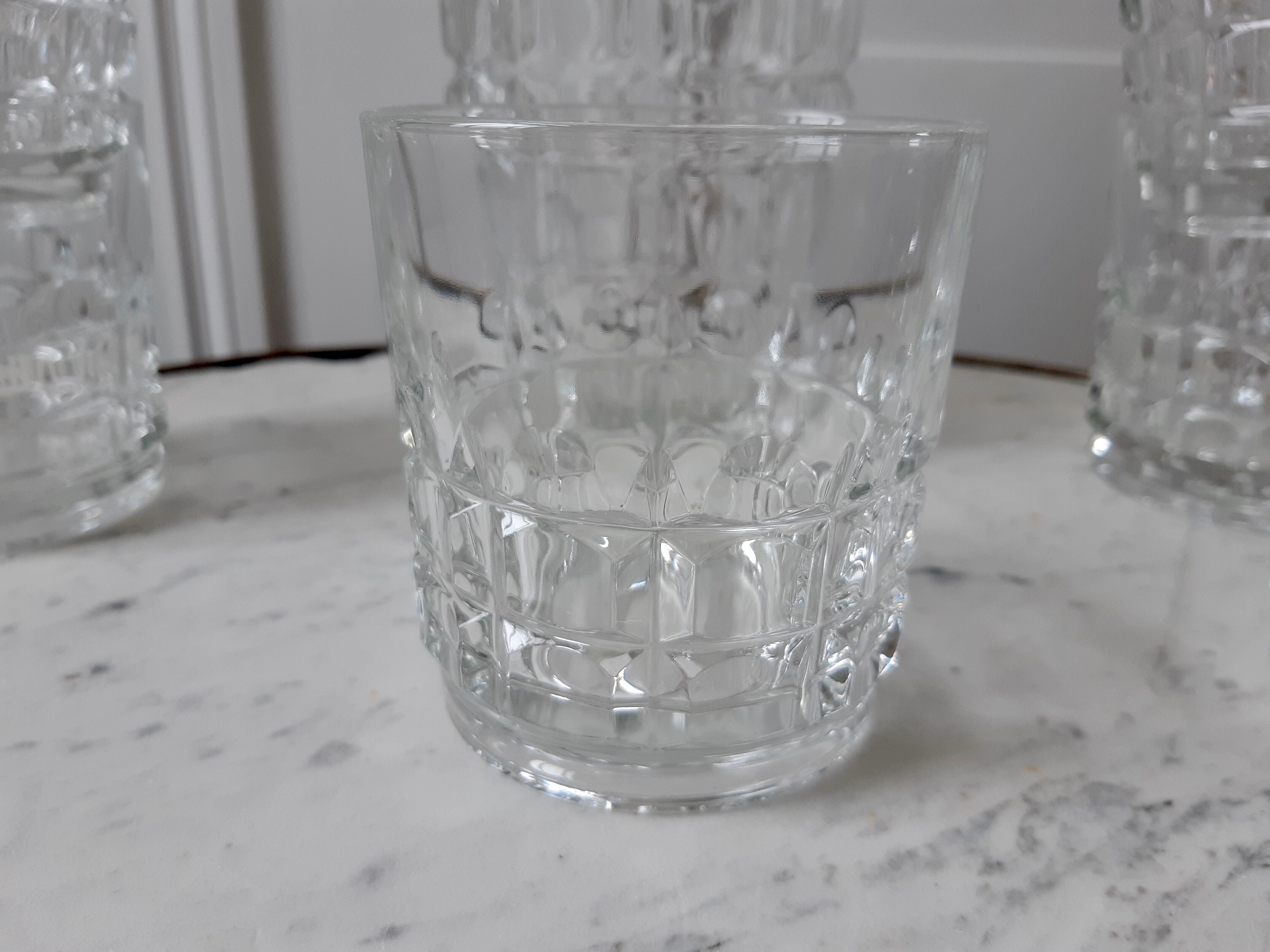Lot of 6 whiskey glasses and carafe