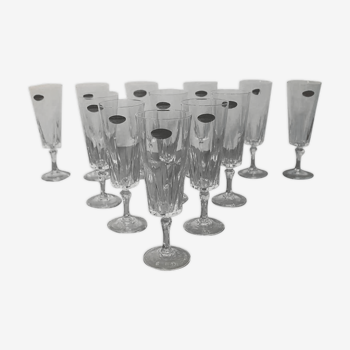 Ensemble de 12 flûtes à champagne, modèle “Versailles”, Cristal d’arques, 70’s.