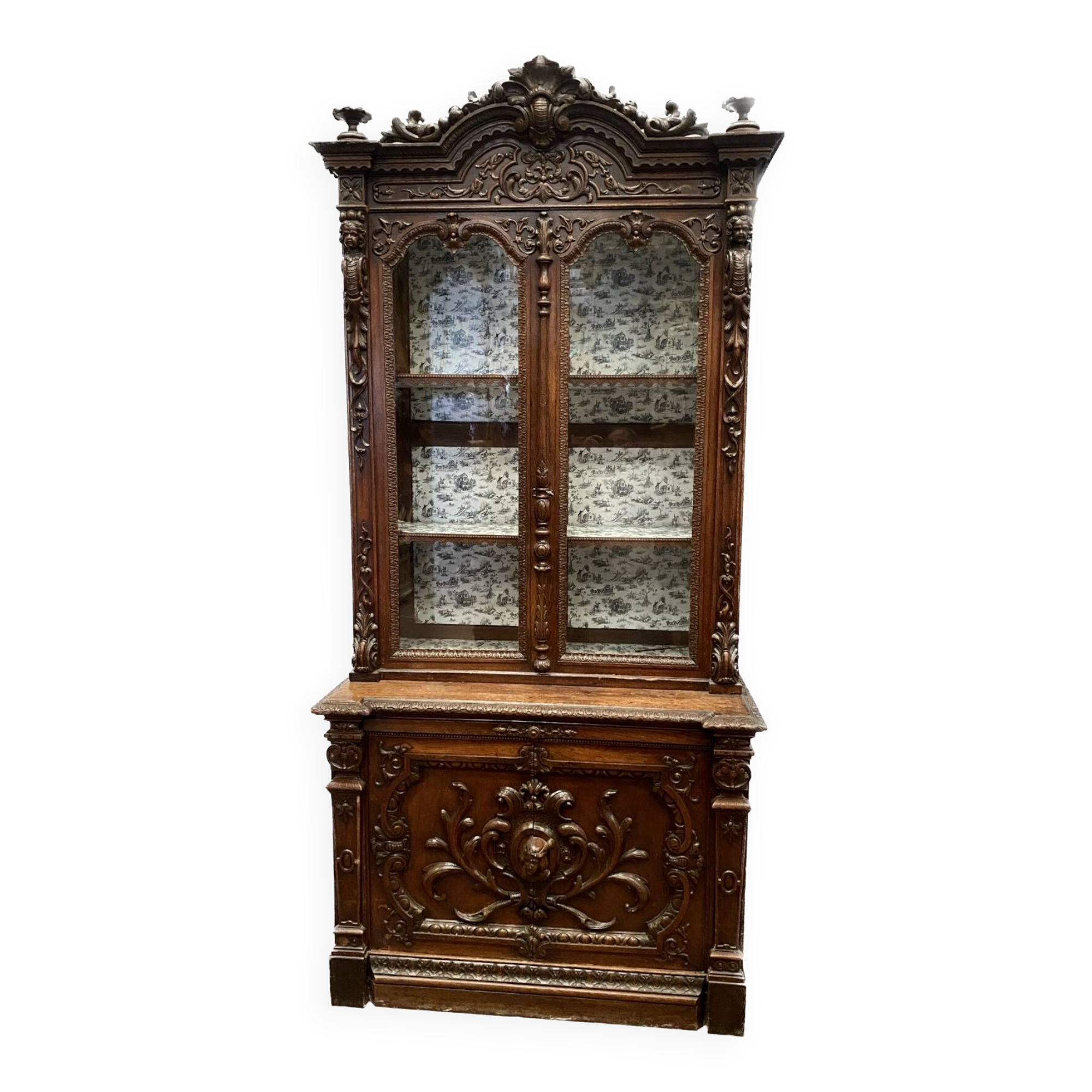 Vitrine en deux corps de style Renaissance en noyer massif Napoléon III