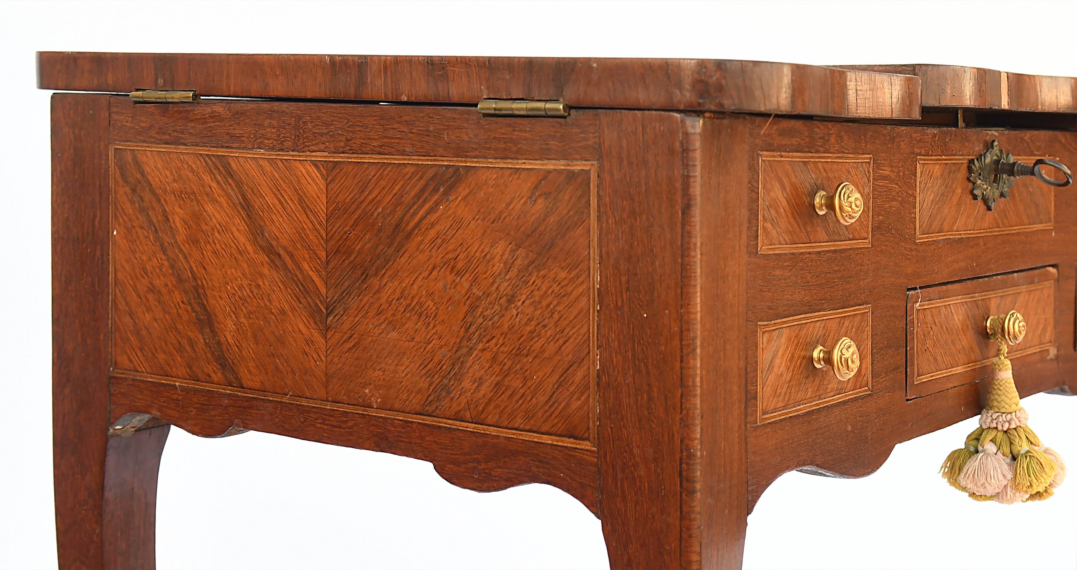 Dressing table in rosewood marquetry