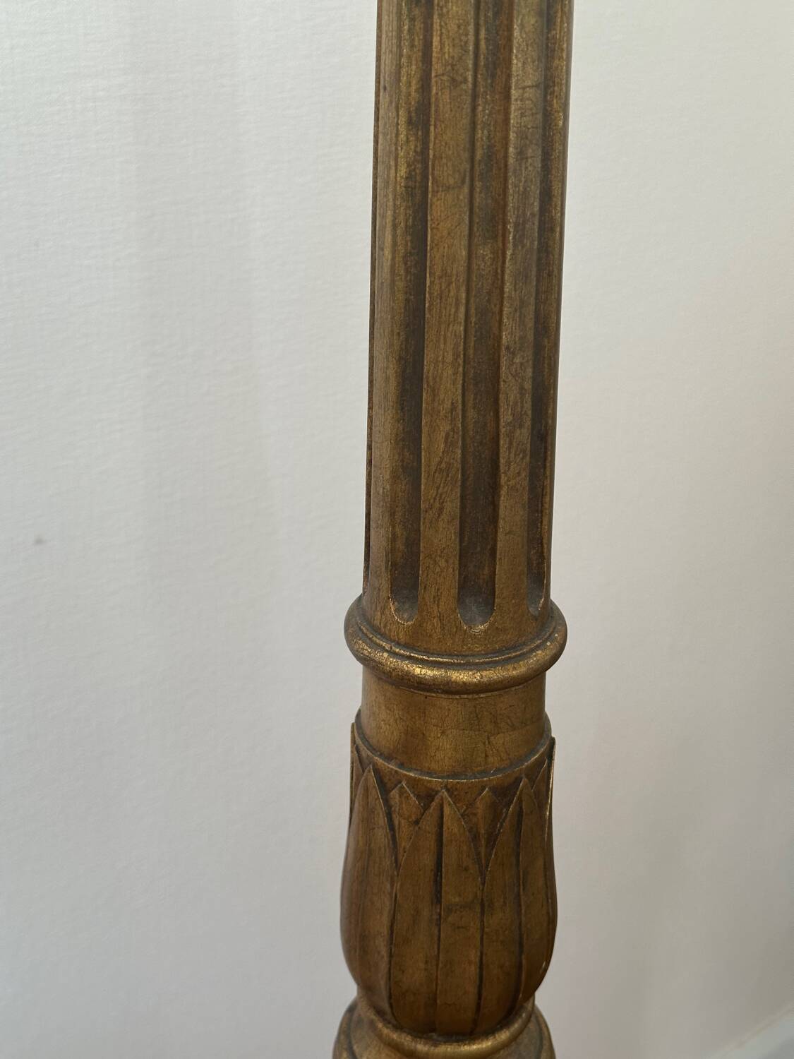 Lampadaire en bois doré Style Louis XVI