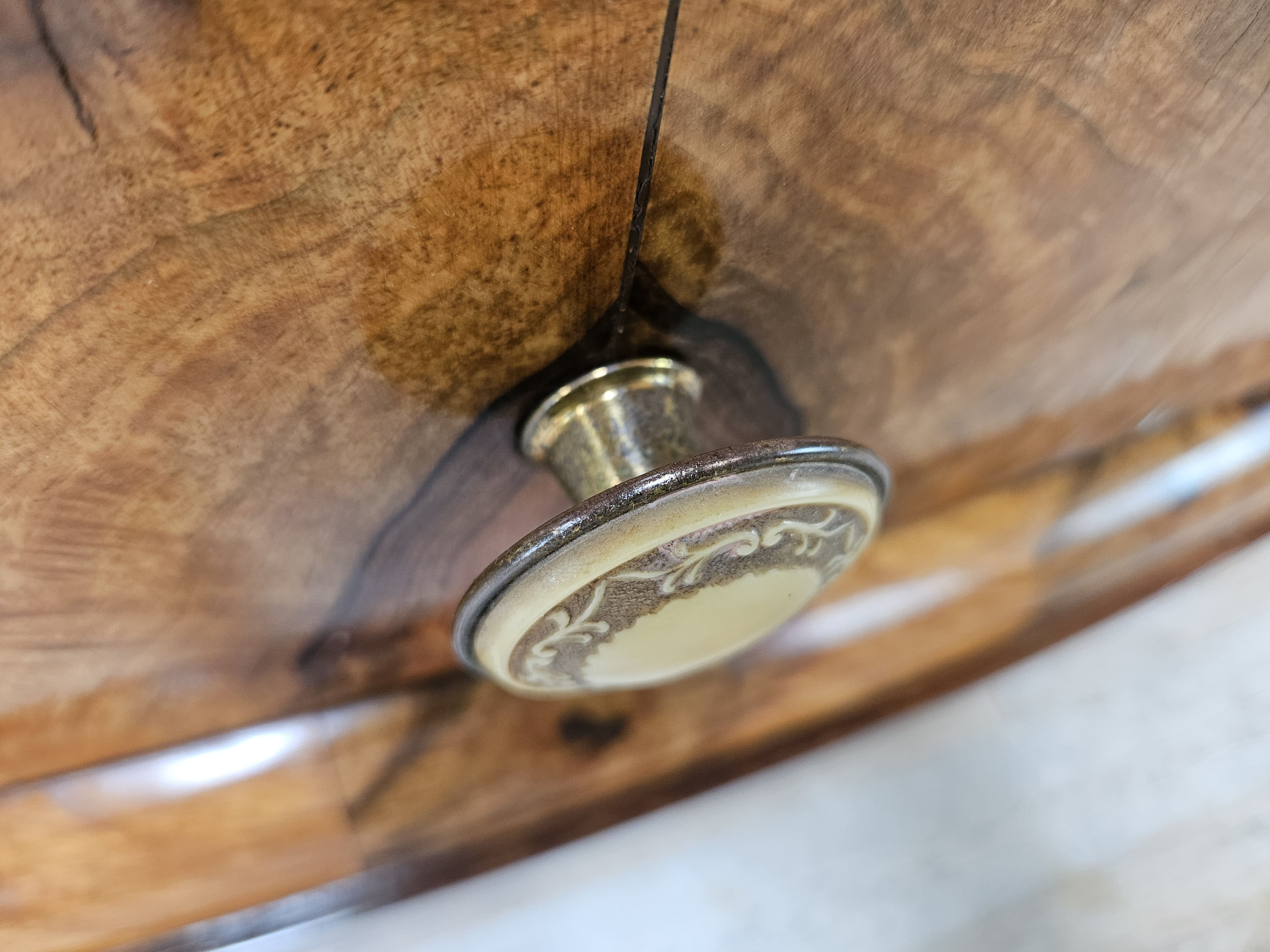 Tuscan Art Decò dressing table from the 1940s in walnut burl