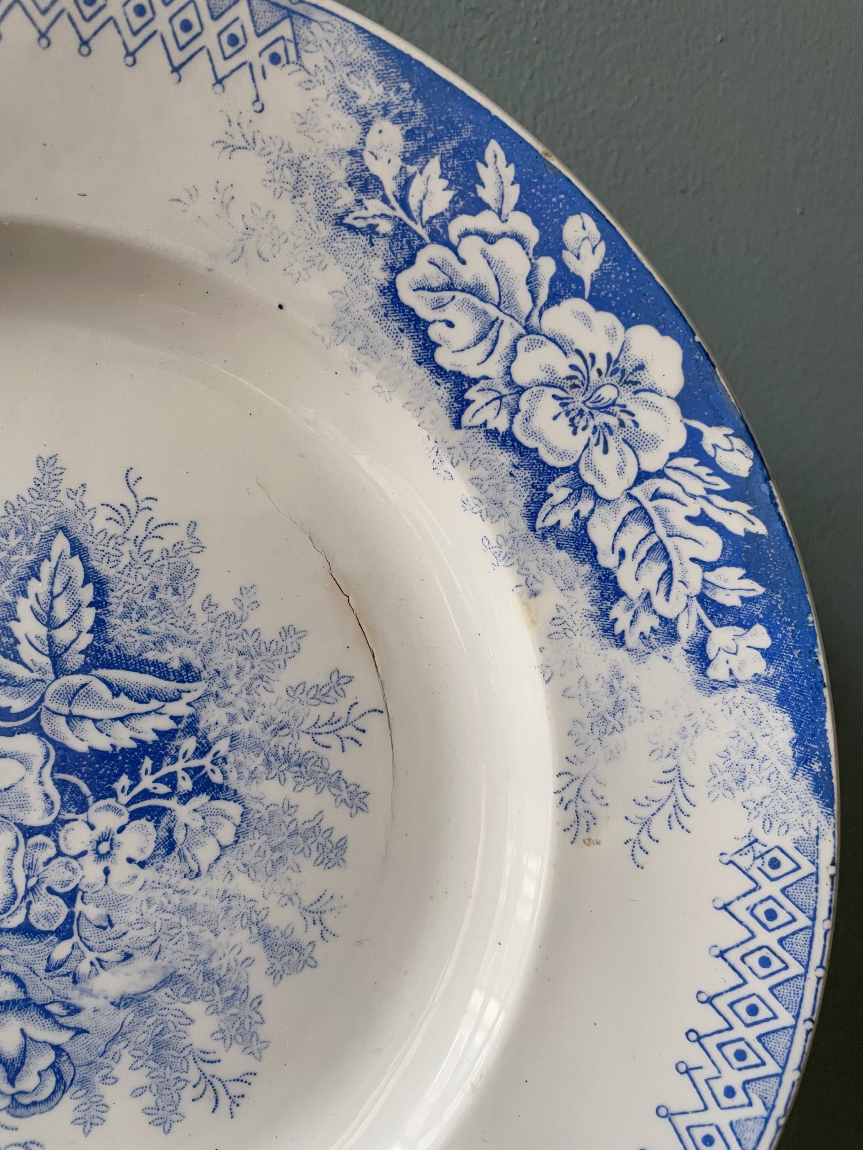 Set of 2 flat plates St Amand and Hamage, Model Planter
