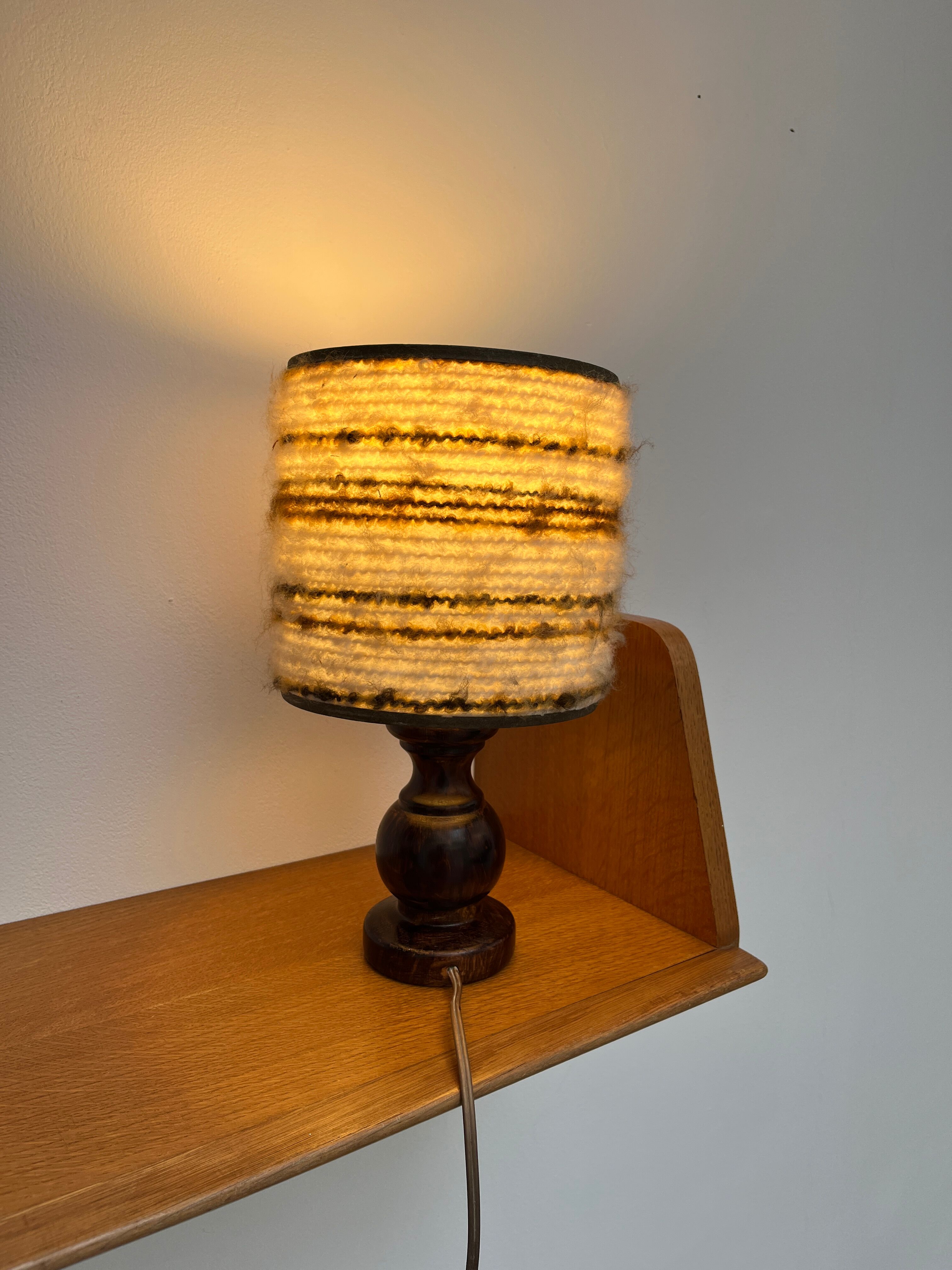 Lampe en bois avec abat-jour en laine et plastique années 70