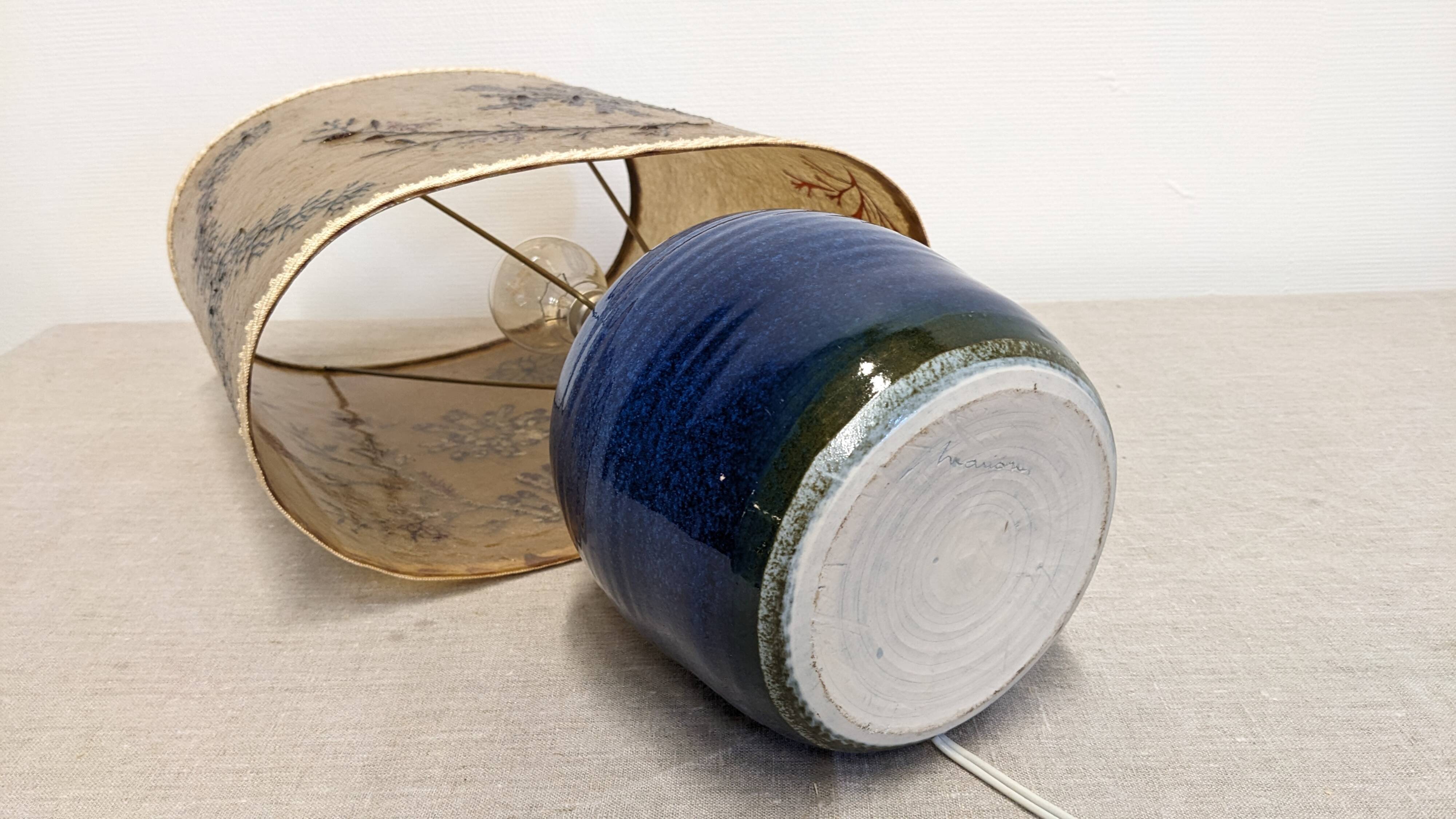 Lampe en grès émaillé bleu indigo et résine vers 1960