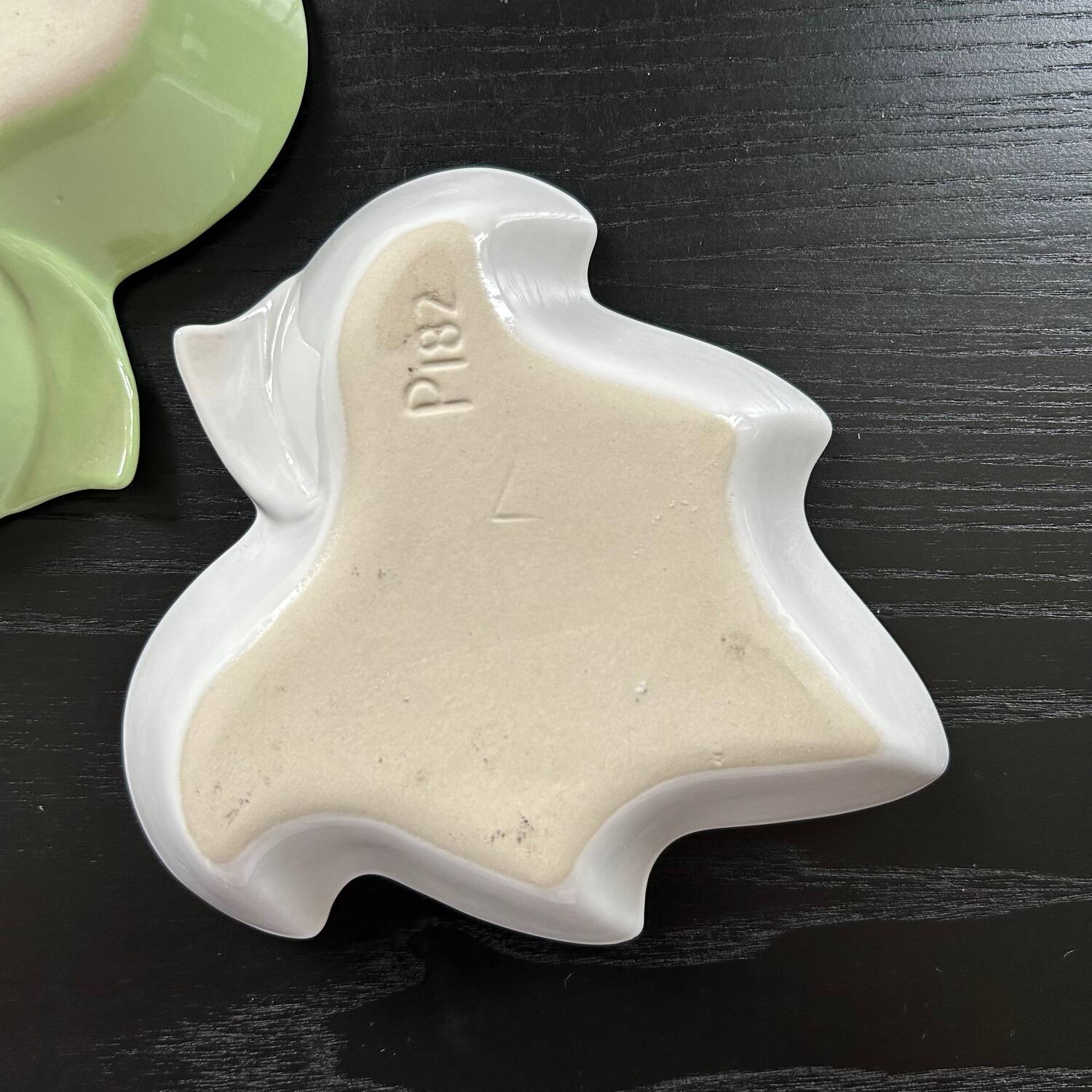 Pair of leaf-shaped dishes