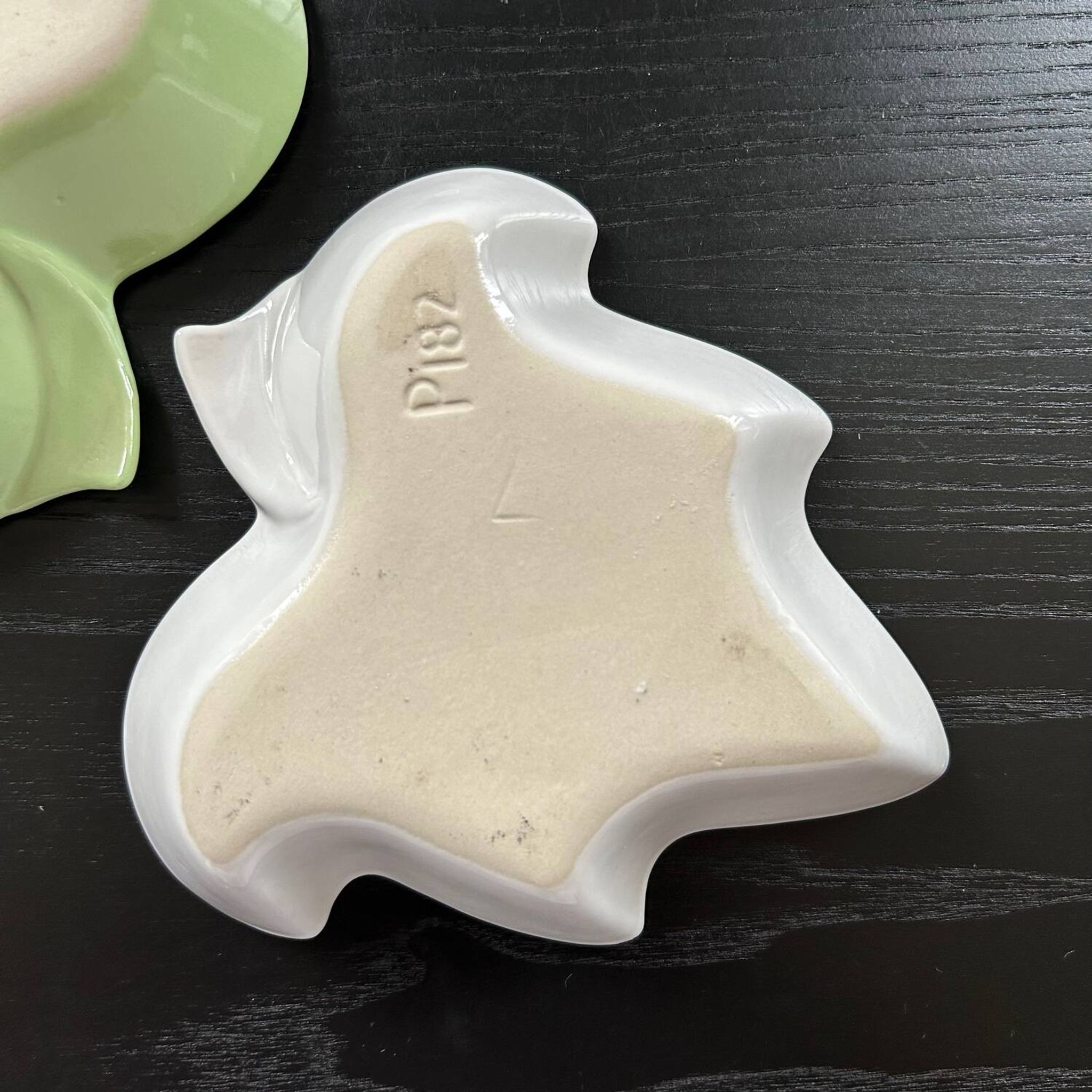 Pair of leaf-shaped dishes