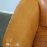 Ensemble ancien unique composé de 2 fauteuils club et d'un canapé en cuir couleur cognac à roulettes