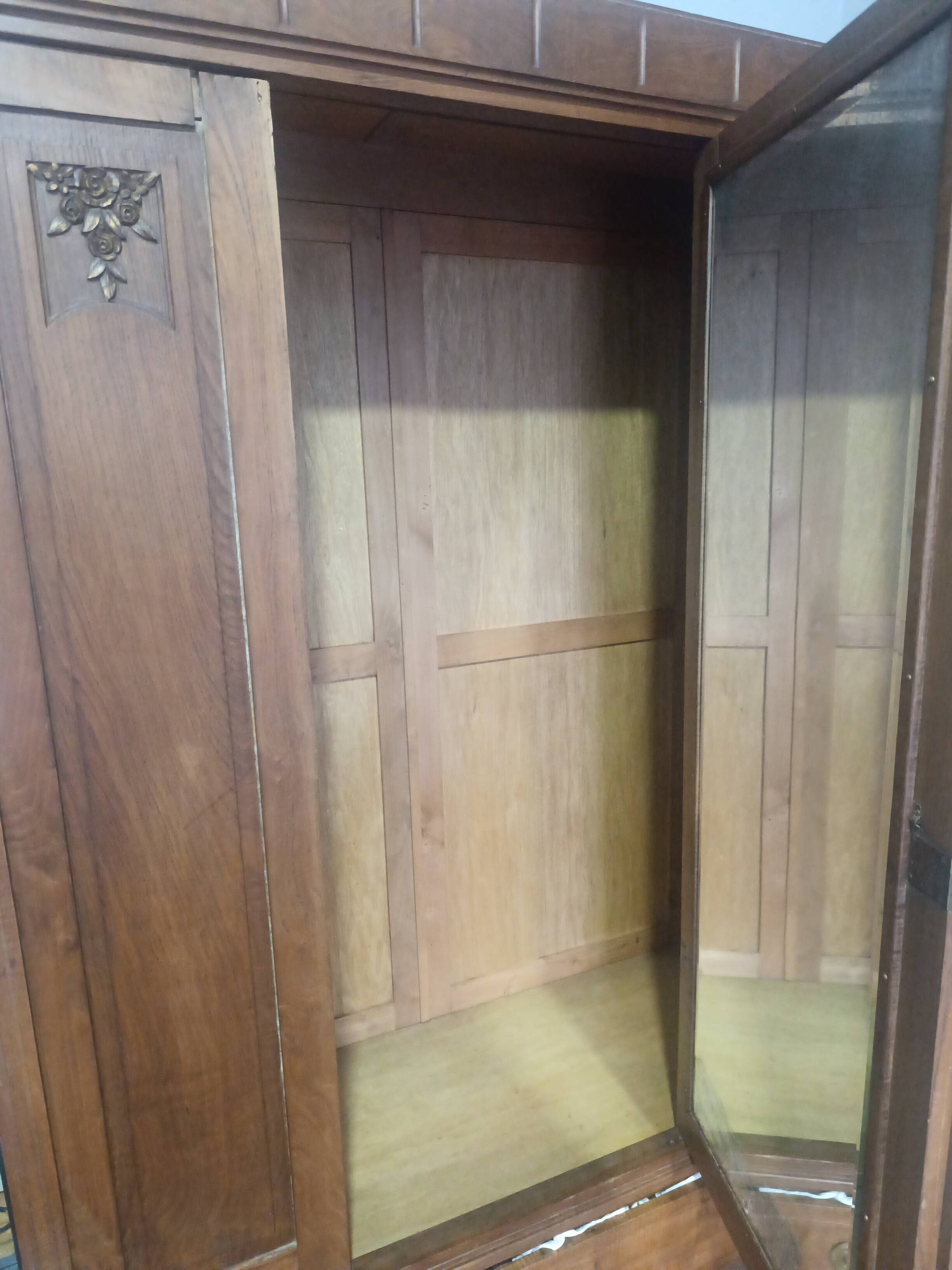 Guarda roupa de madeira maciça