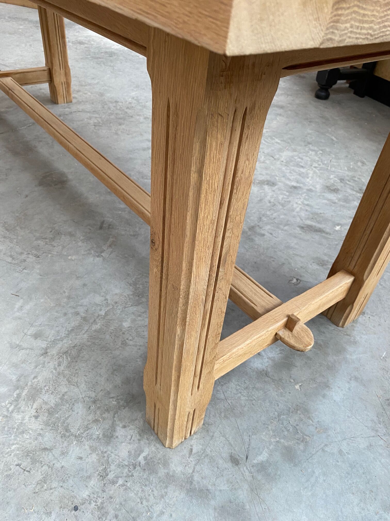 Oak farmhouse table and its 2 benches