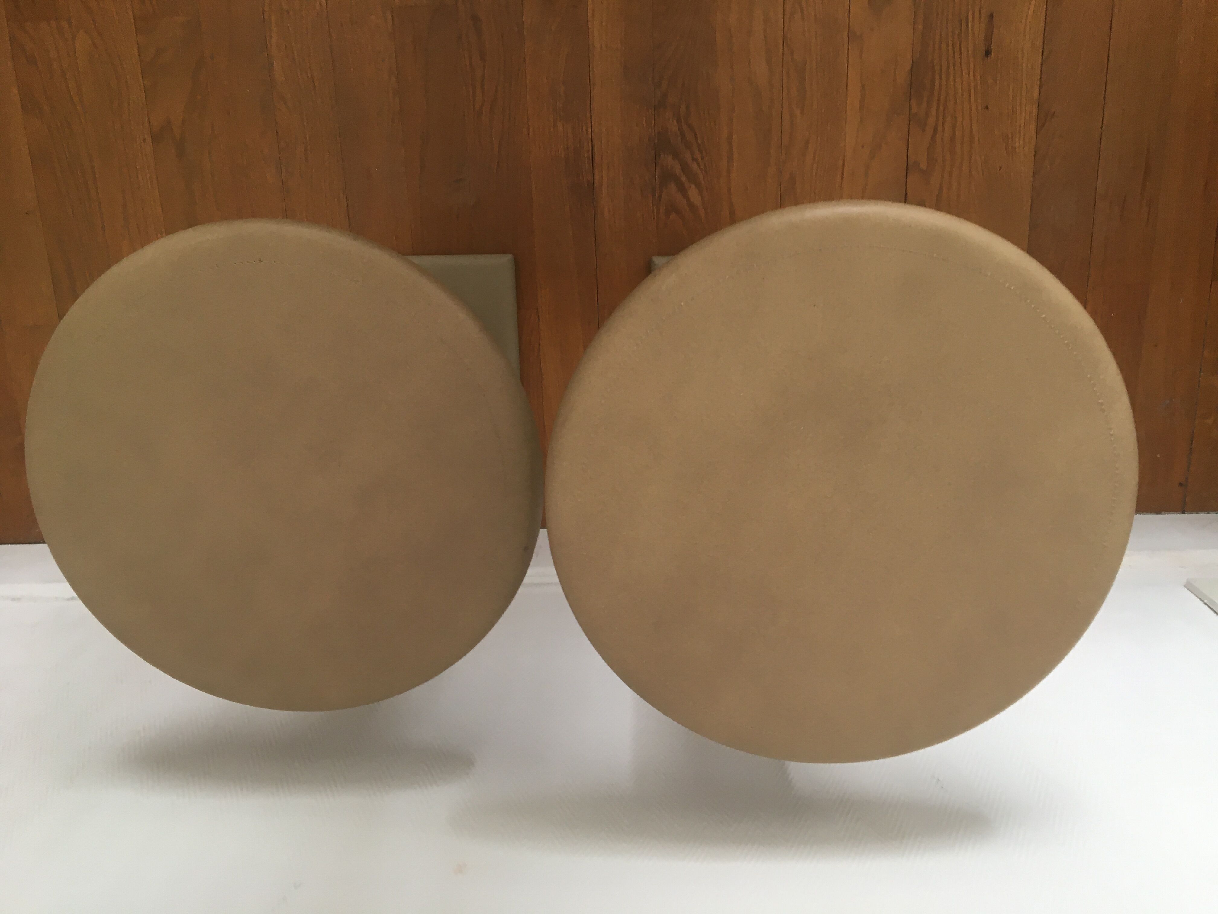 Paire de guéridons d’appoint cuir