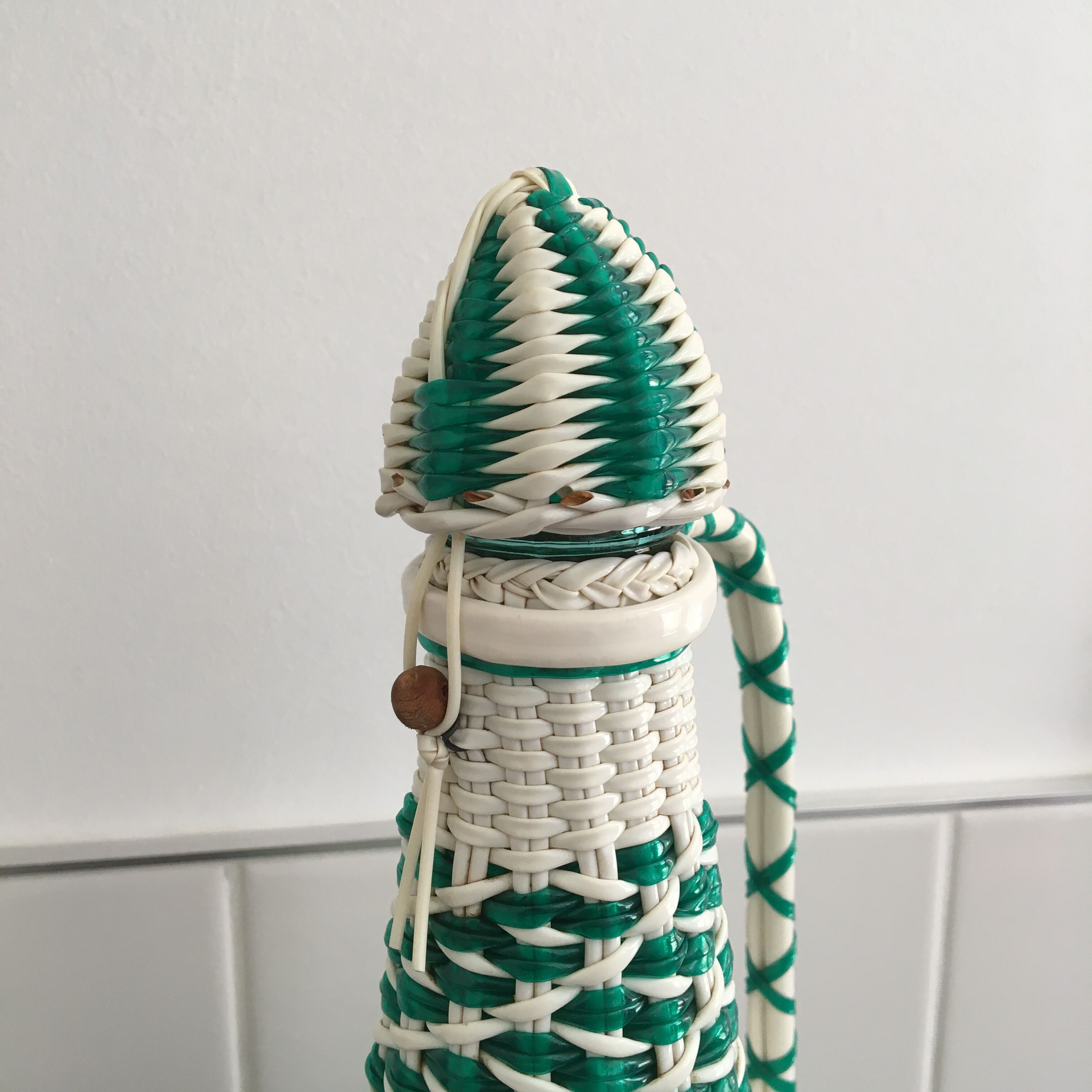 Scoubidou bottle and its 60s cap