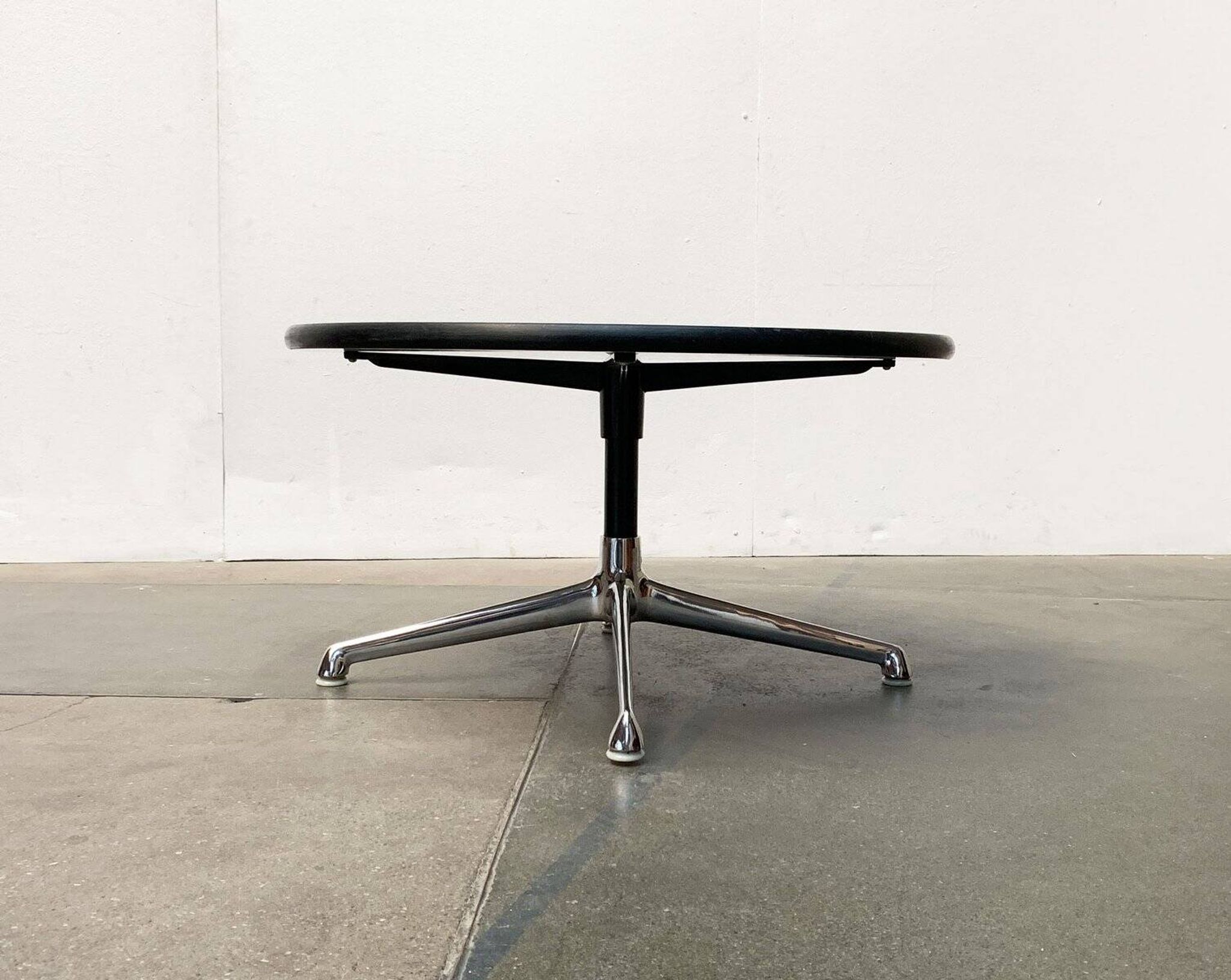 Table d'appoint du milieu du siècle par Charles & Ray Eames pour Herman Miller, années 1960