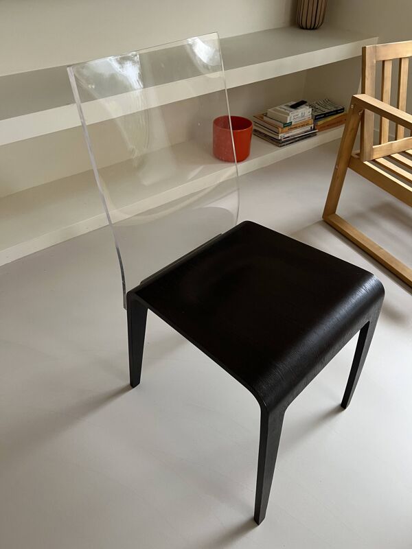Chaise Roche Bobois bois marron foncé et plexiglass