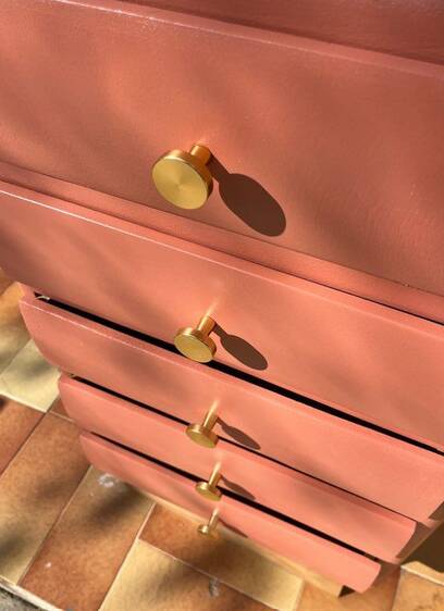 Restored vintage chest of drawers – 1960 – Terracotta & brass – unique piece
