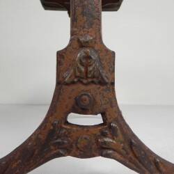 Table bistrot Art déco avec plateau en chêne sur base en fonte