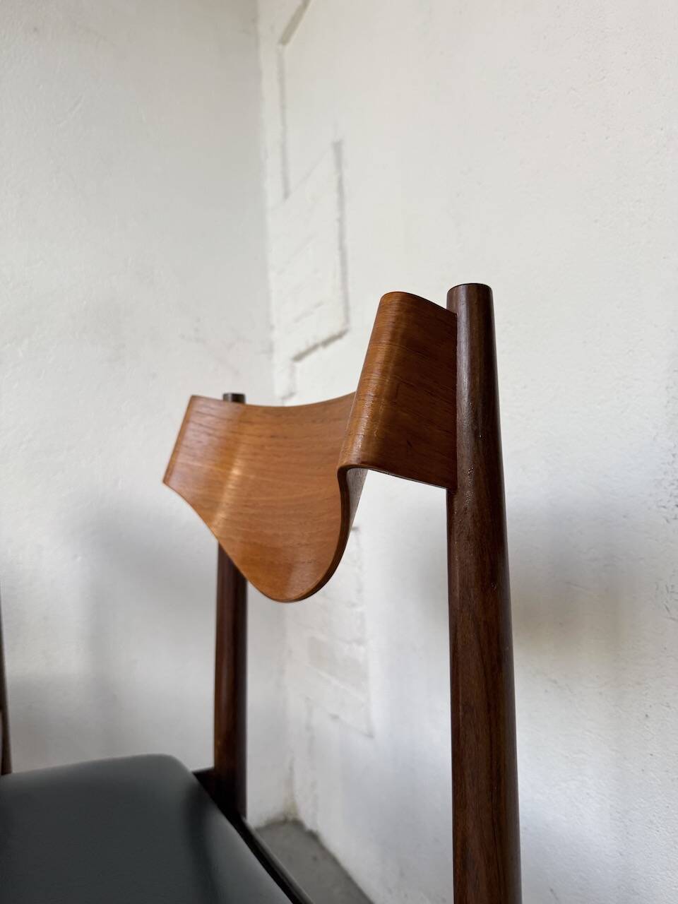 Set of 4 Italian chairs by Gianfranco Frattini.