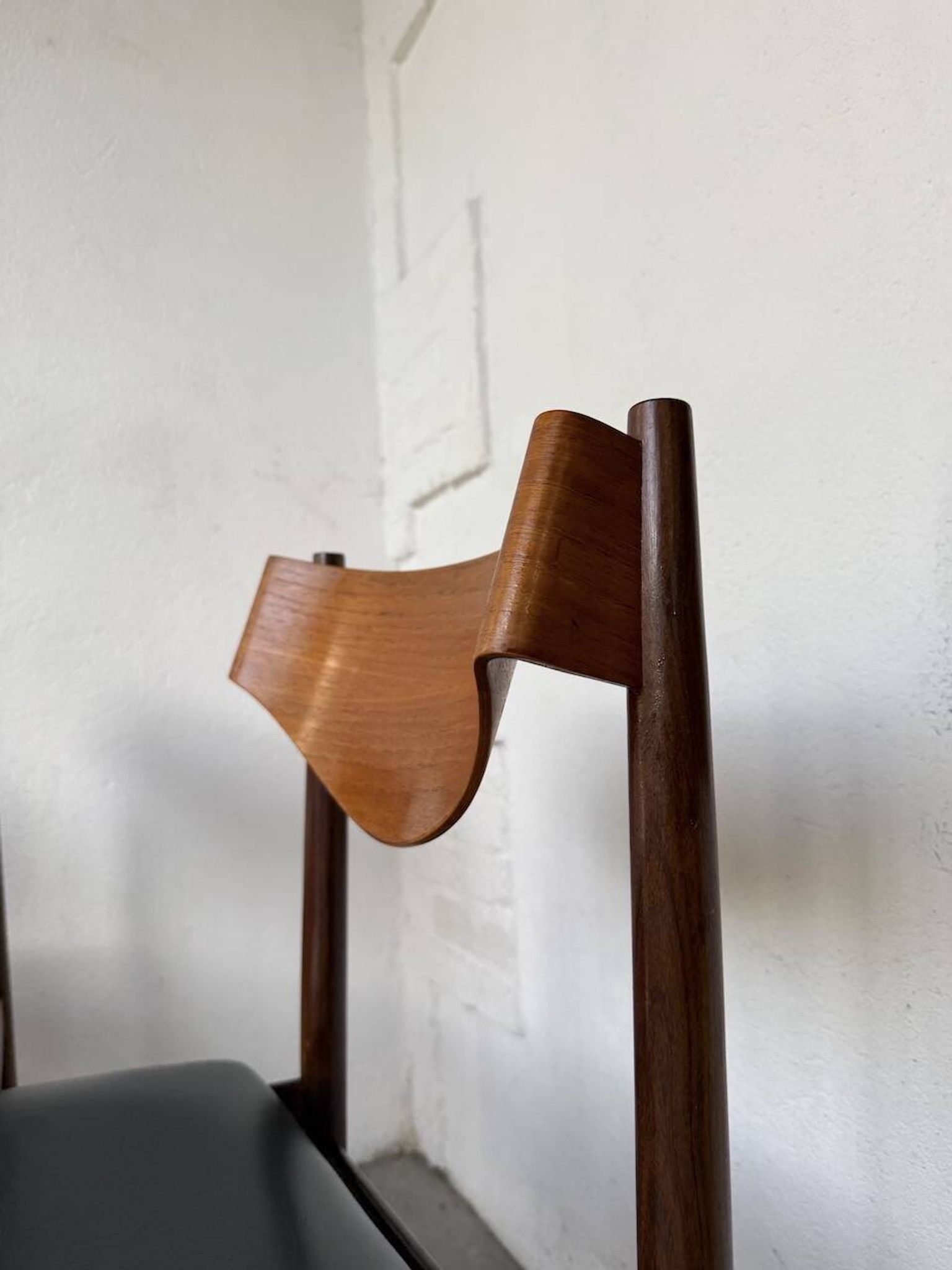 Set of 4 Italian chairs by Gianfranco Frattini.