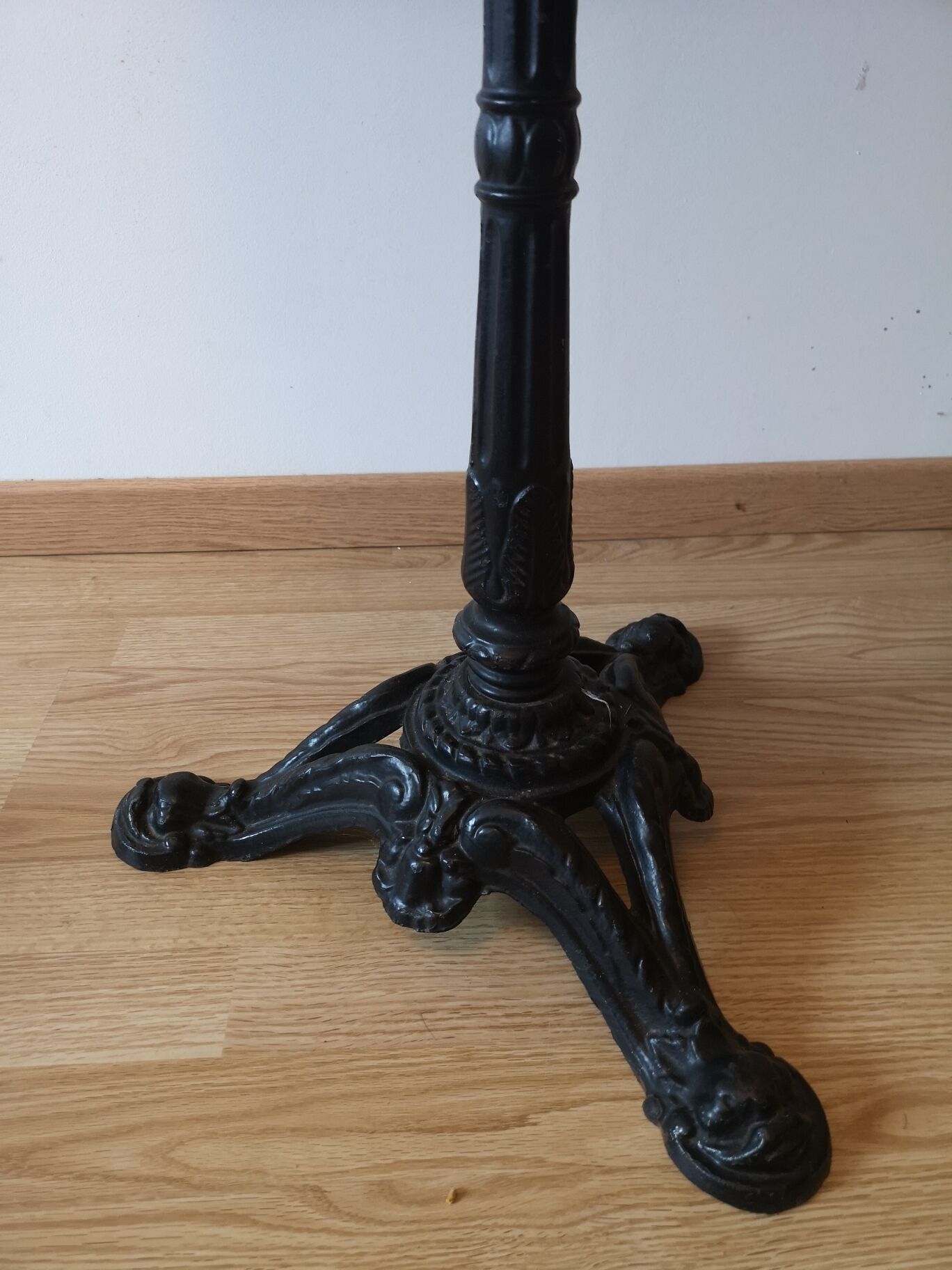 Bistro table 1930 foot cast iron and wooden tray