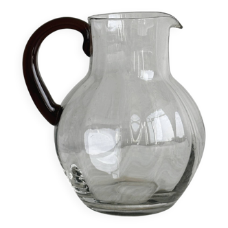 Pichet en verre soufflé vintage avec anse brune
