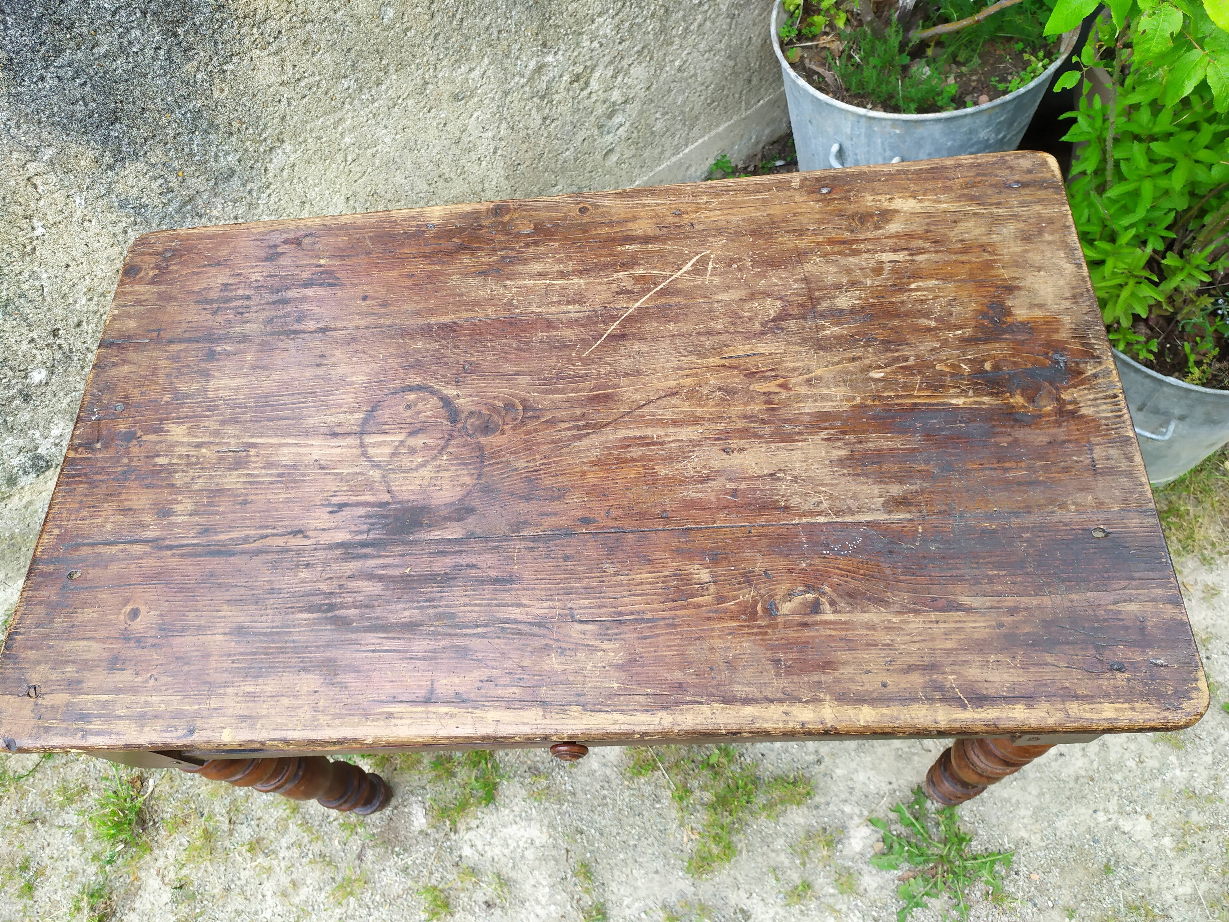 Desk with turned legs