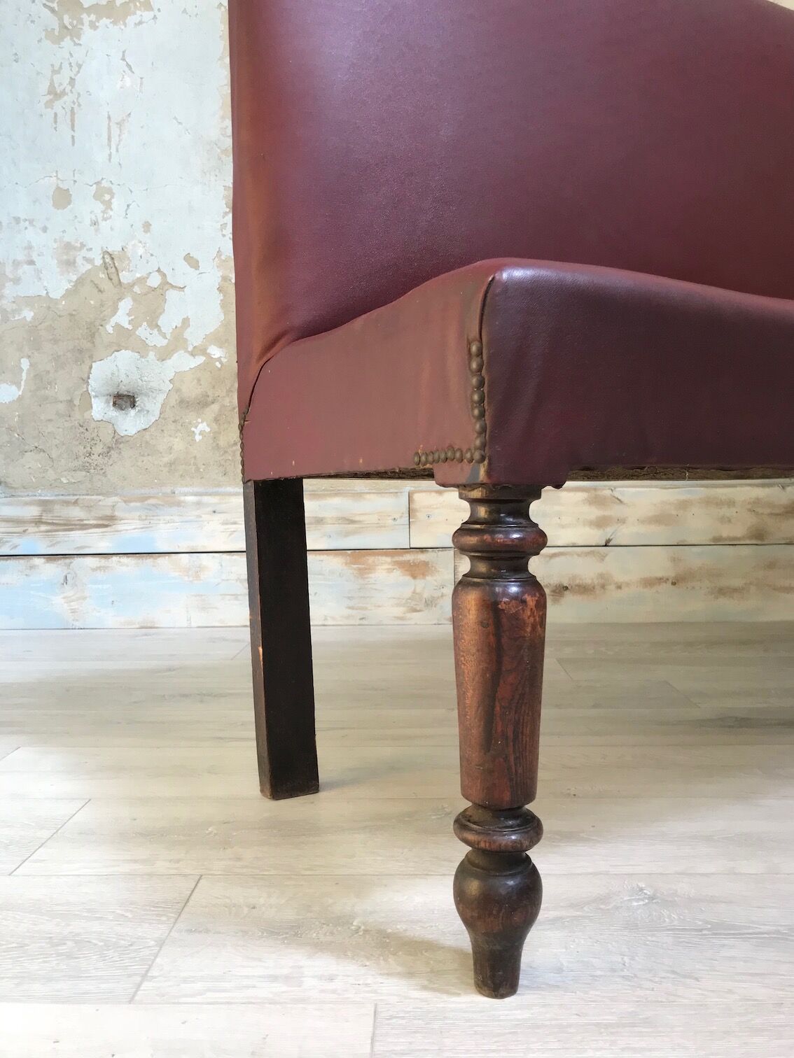 Bistro bench in burgundy leather