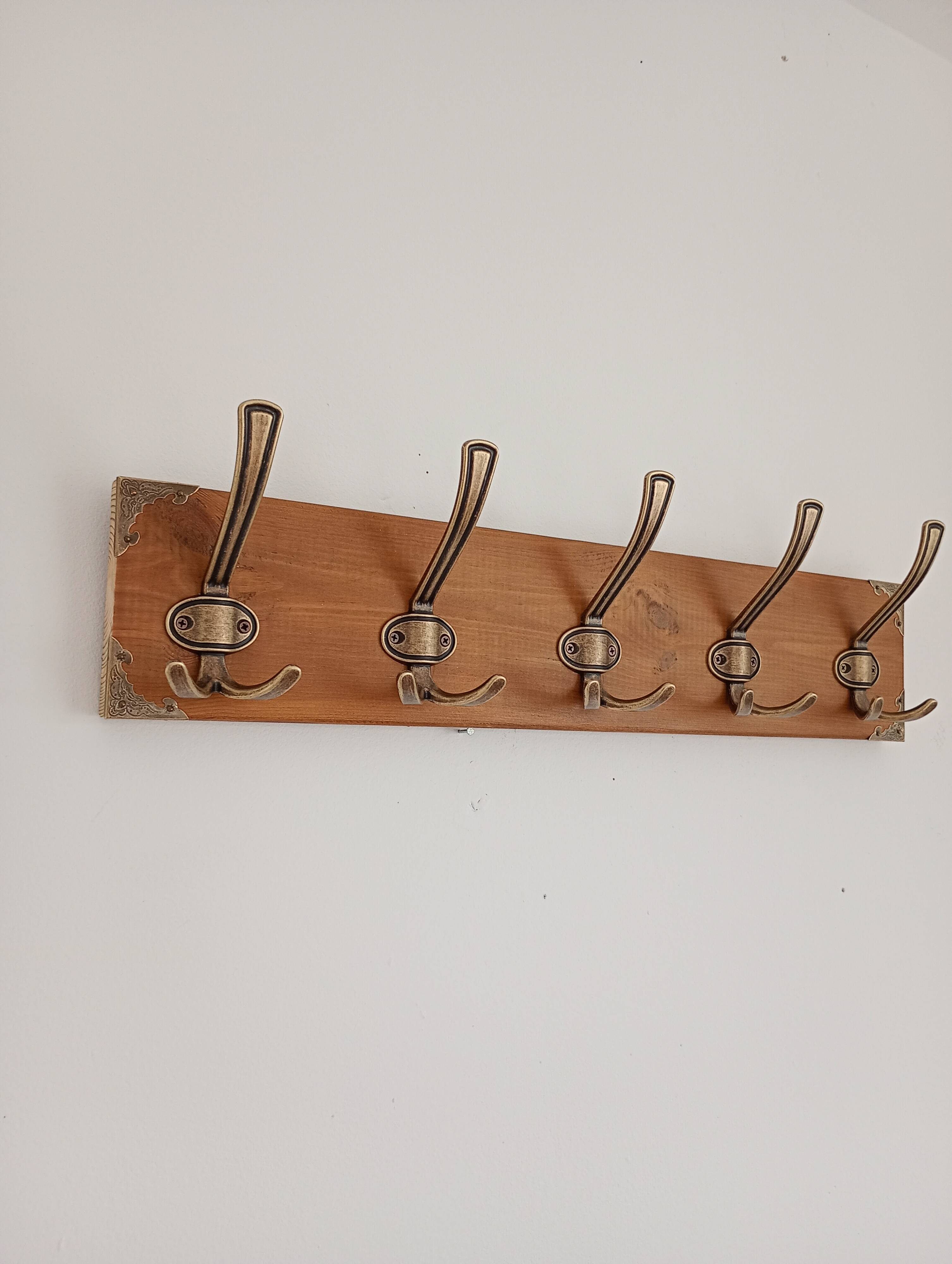 Wall-mounted coat rack with 5 hooks – vintage style – patinated wood & metal