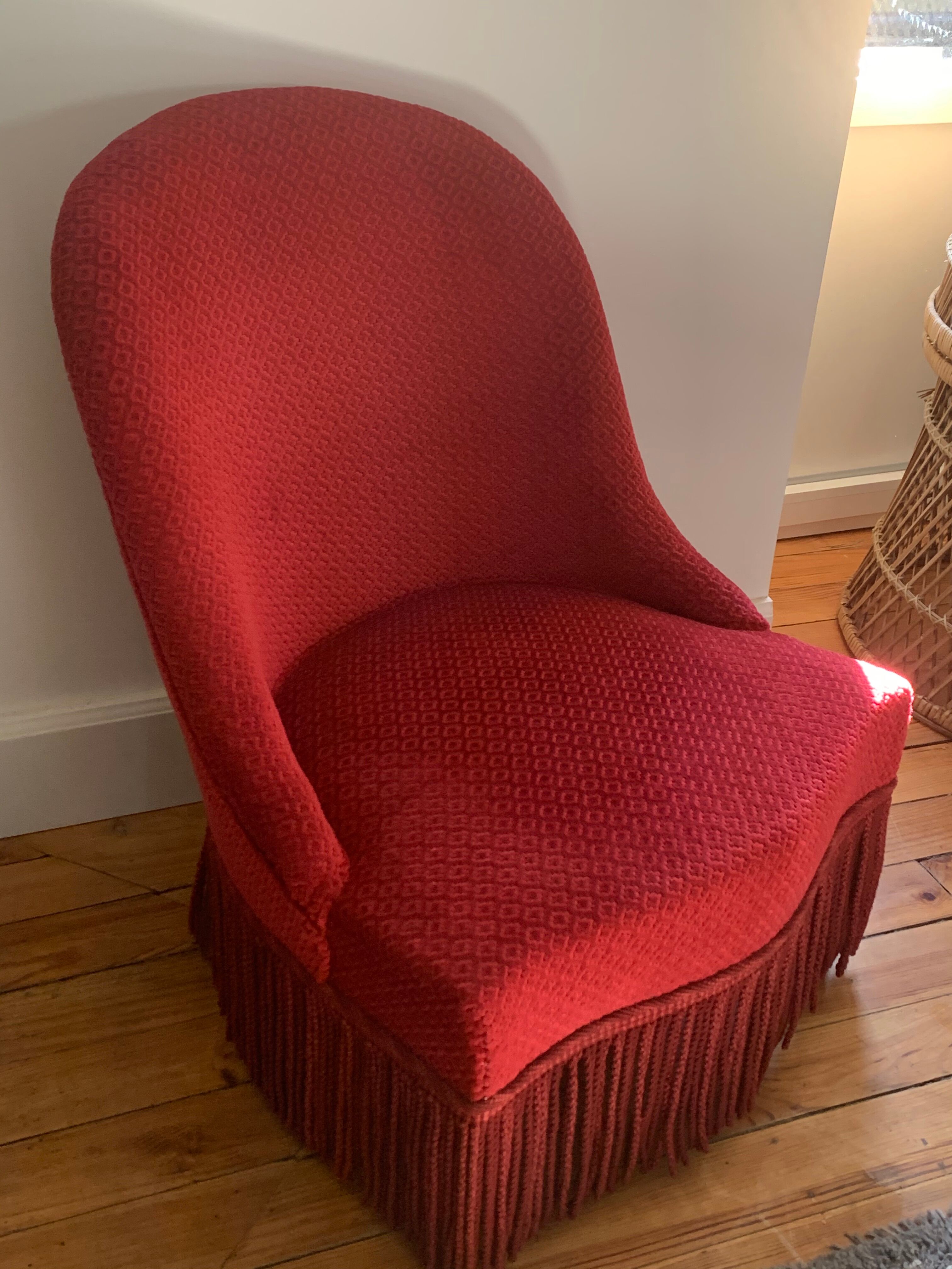 Red toad chair