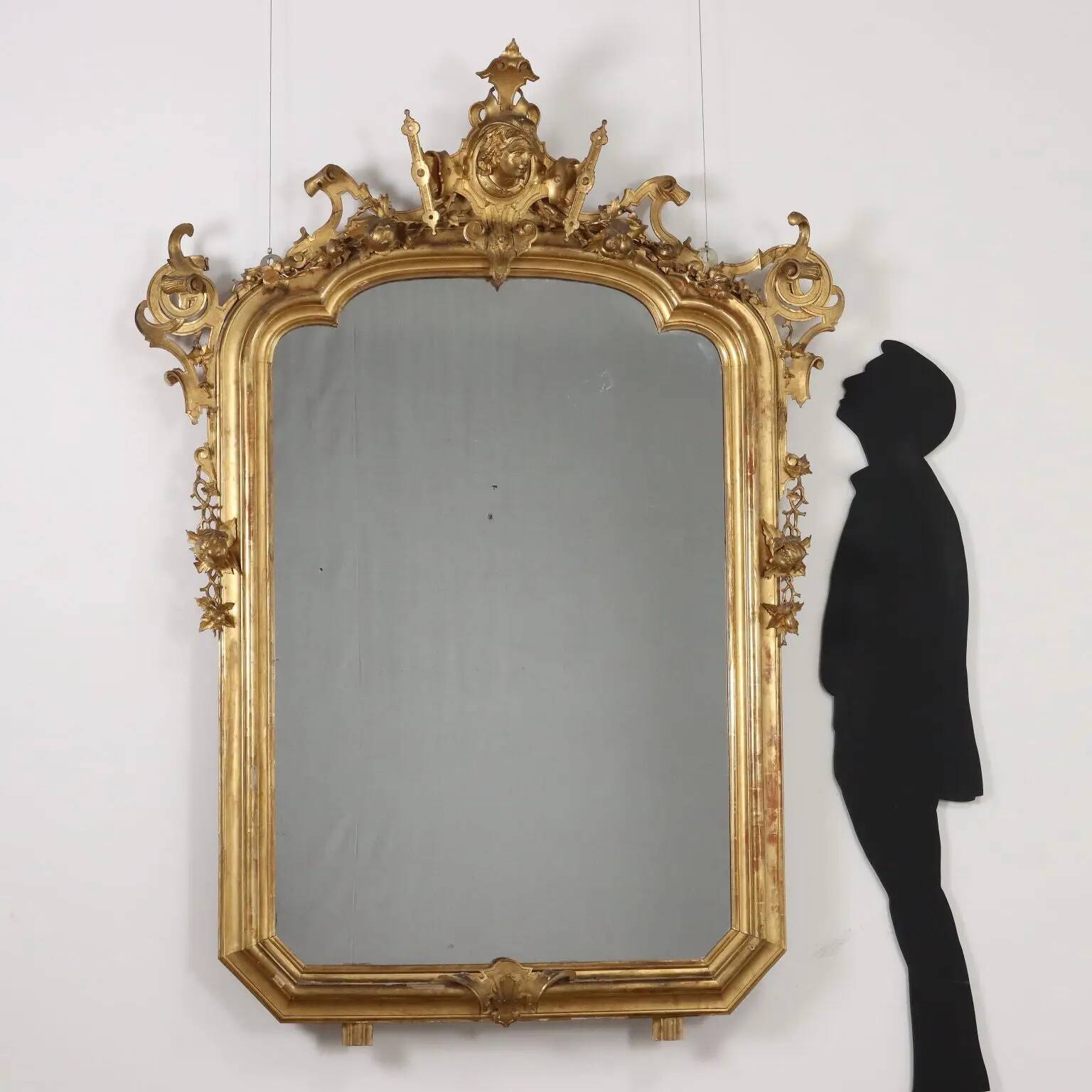 Antique umbertine mirror in Swiss pine, Italy, 19th century.