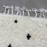 White carpet with black dots 115x195cm