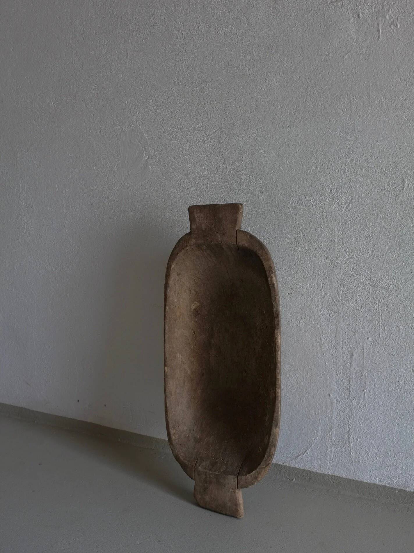 Bol primitif en bois sculpté