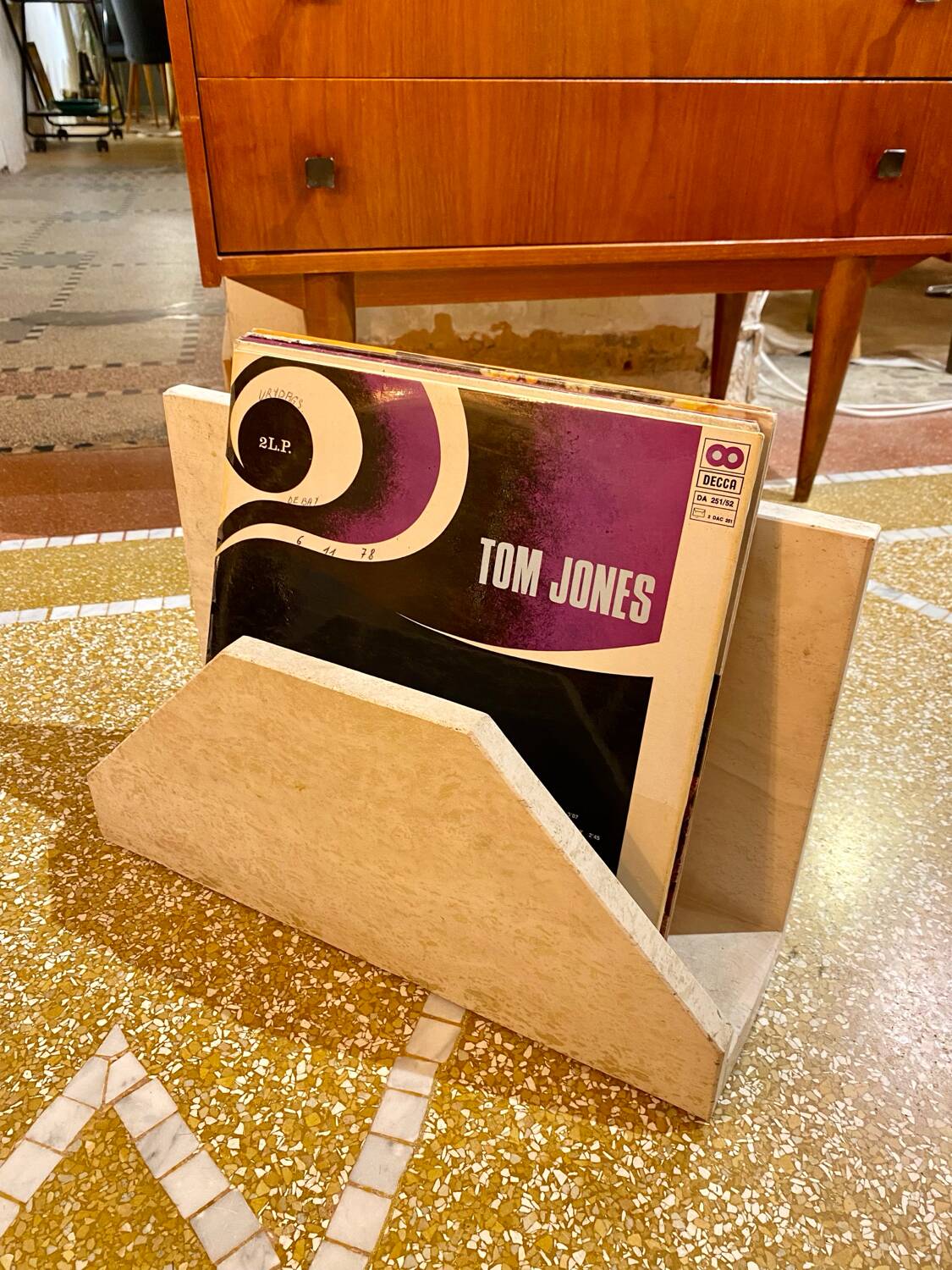 Travertine newspaper rack / vinyl rack